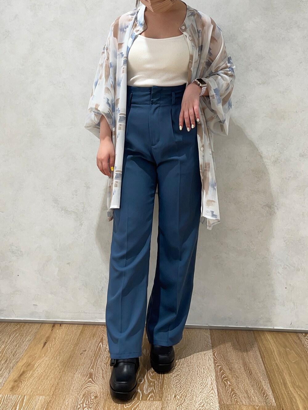 「apresjourmignon、アプレジュールミニョン、シアーシャツ、シャツコーデ、柄シャツ、フレアパンツ、カラーコーデ、低身長コーデ、148cmコーデ、オトナ女子、大人カジュアル、春夏コーデ、きれいめカジュアル、フォロー、イイネ、お気に入り登録お願いします♡」|「apres jour mignonのシュエットフレアーパンツ【ZOZOTOWN限定アイテム】(その他パンツ、ブルー系)」を使った、🍓ぴーはる🍓さん(レディース・148cm)の春コーディネートの2枚目の写真