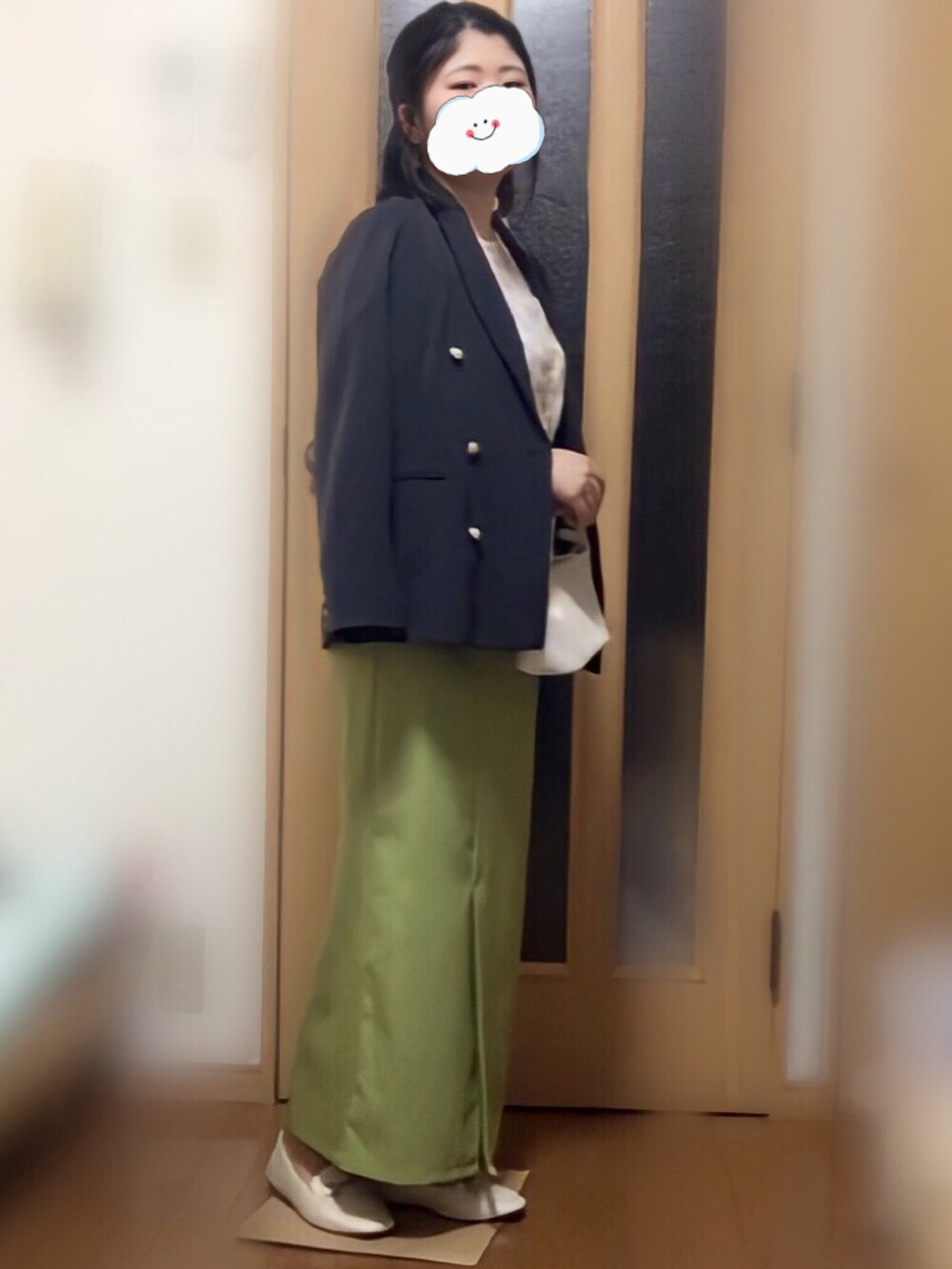 ホワイト系のローファー、グリーン系のスカート、グレー系のテーラードジャケットを着用したレディースの夏コーディネートの3枚目の写真