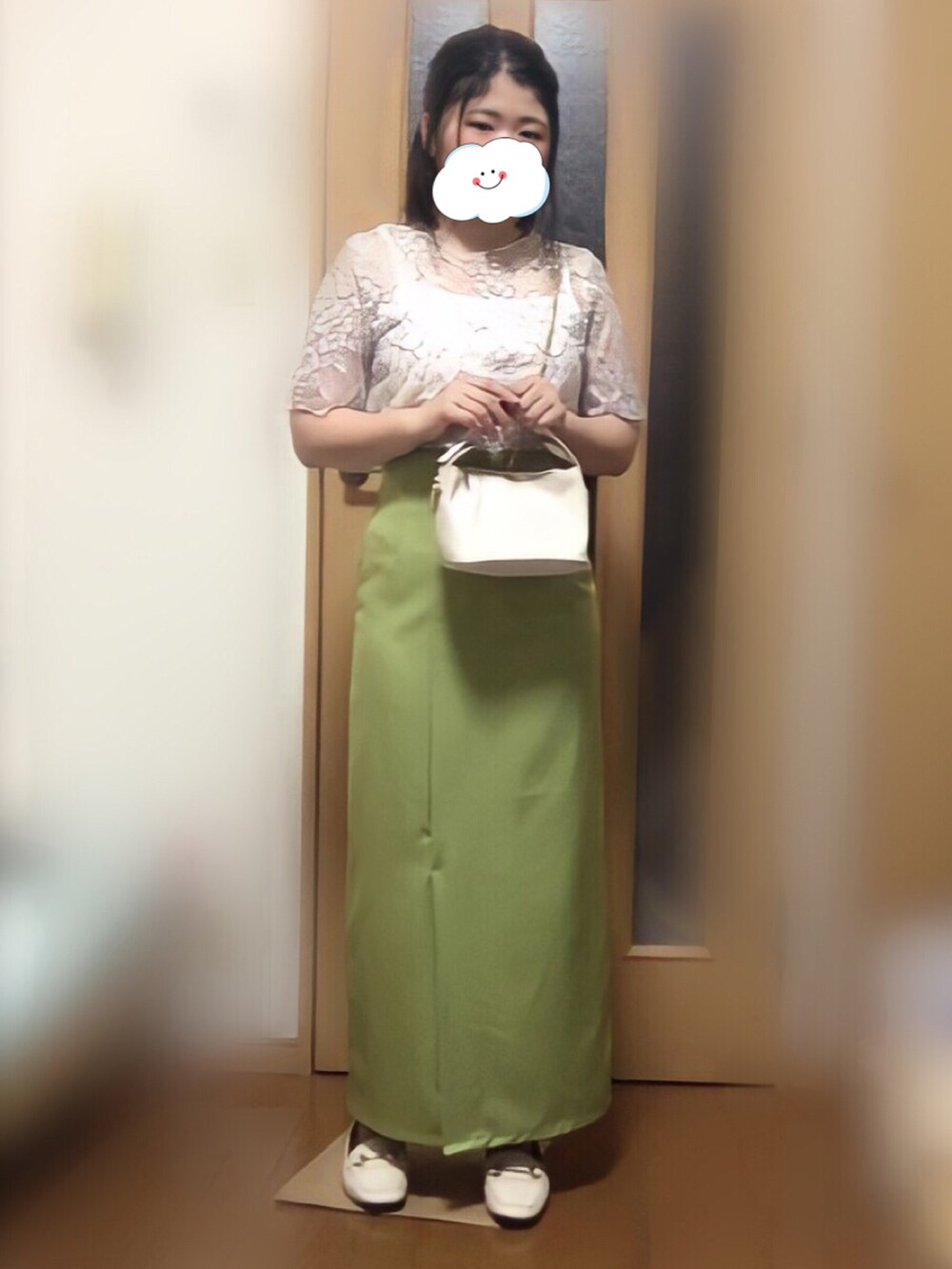 ホワイト系のローファー、グリーン系のスカート、グレー系のテーラードジャケットを着用したレディースの夏コーディネートの2枚目の写真