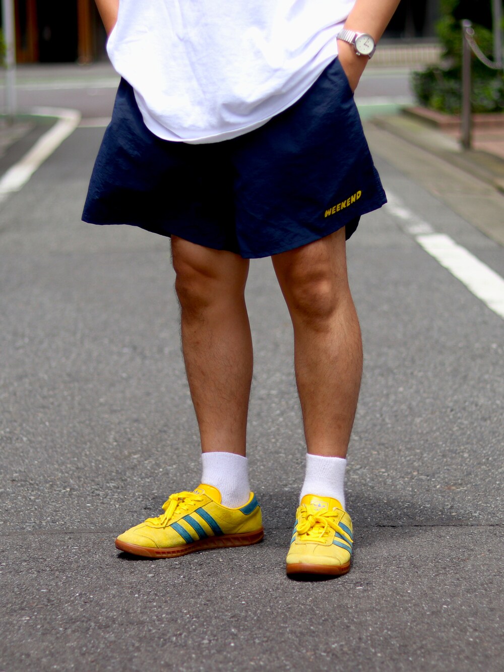 イエロー系のスニーカー、ブルー系のその他パンツ、ホワイト系のTシャツ/カットソーを着用したメンズの夏コーディネートの2枚目の写真