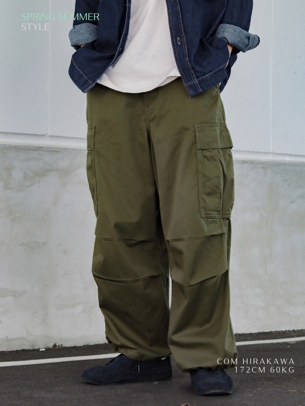 ブルー系のシャツ/ブラウス、グレー系のタンクトップ、グリーン系のカーゴパンツを着用したメンズの春コーディネートの2枚目の写真