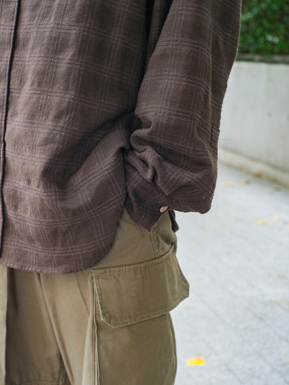 ブラウン系のシャツ/ブラウス、ベージュ系のメッセンジャーバッグ、グリーン系のカーゴパンツを着用したメンズの秋コーディネートの5枚目の写真