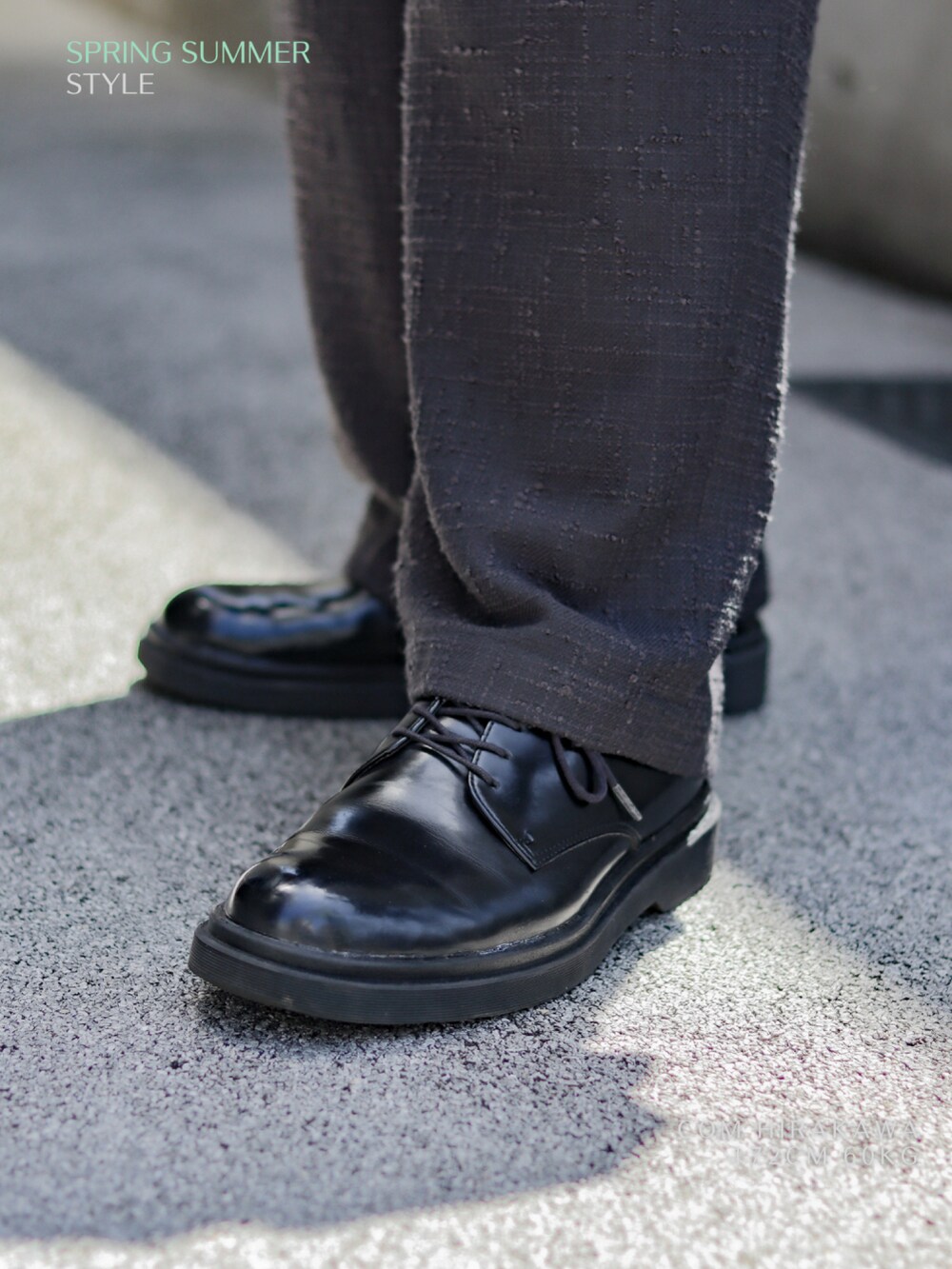 ブラウン系のシャツ/ブラウス、グレー系のその他パンツ、ブラック系のドレスシューズを着用したメンズの春コーディネートの5枚目の写真