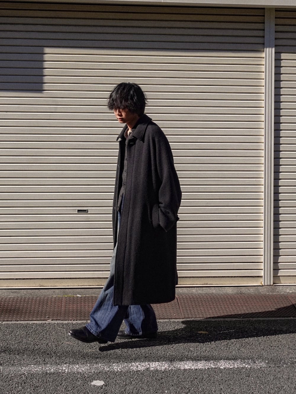 ブラック系のドレスシューズ、ブラック系のカーディガン/ボレロ、ブラック系のその他アウターを着用したメンズの冬コーディネートの2枚目の写真