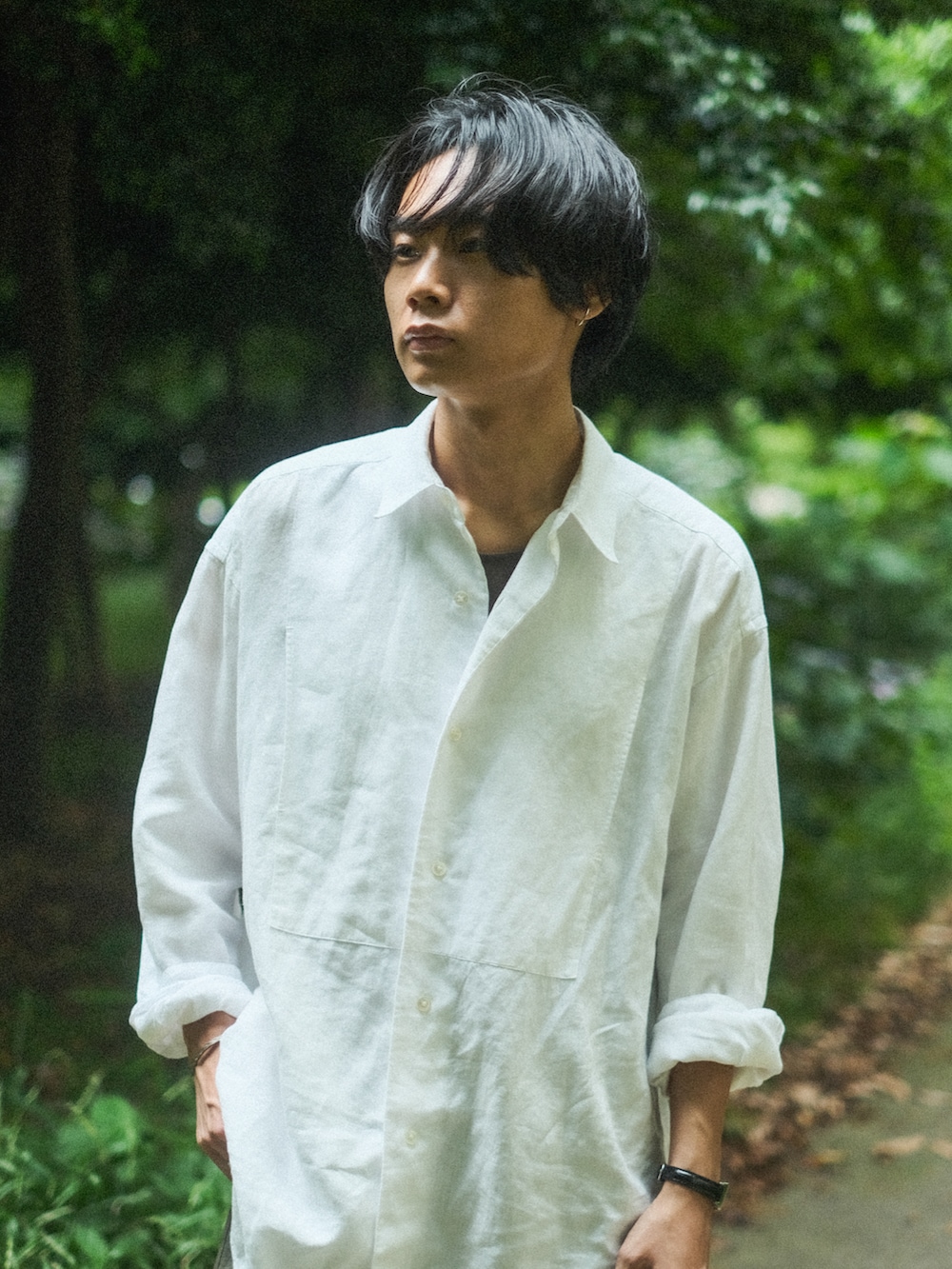 ブルー系のデニムパンツ、ホワイト系のシャツ/ブラウス、ブラック系のサンダルを着用したメンズの夏コーディネートの3枚目の写真