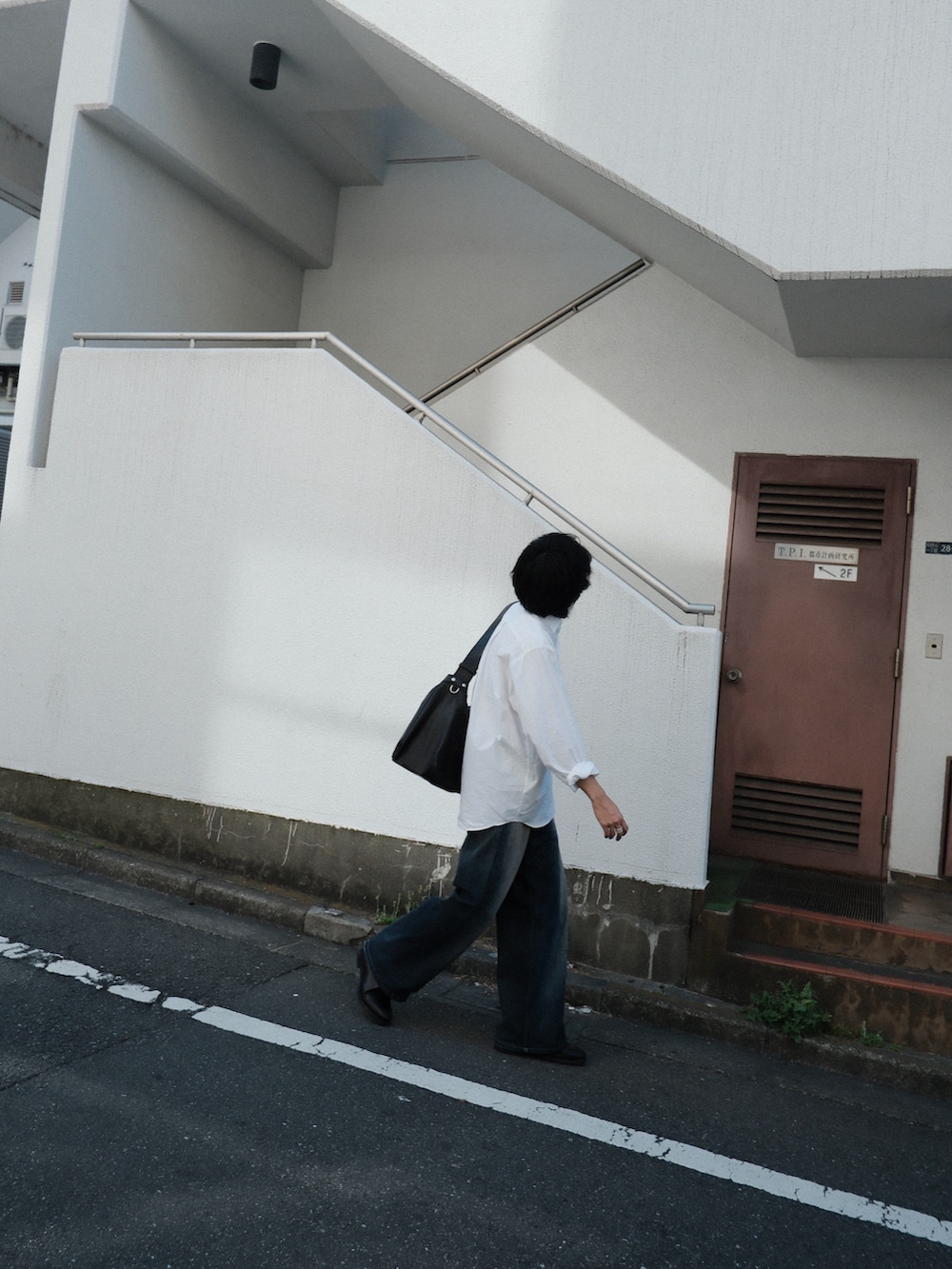 ブラック系のブーツ、ブルー系のデニムパンツ、ホワイト系のシャツ/ブラウスを着用したメンズの春コーディネートの4枚目の写真
