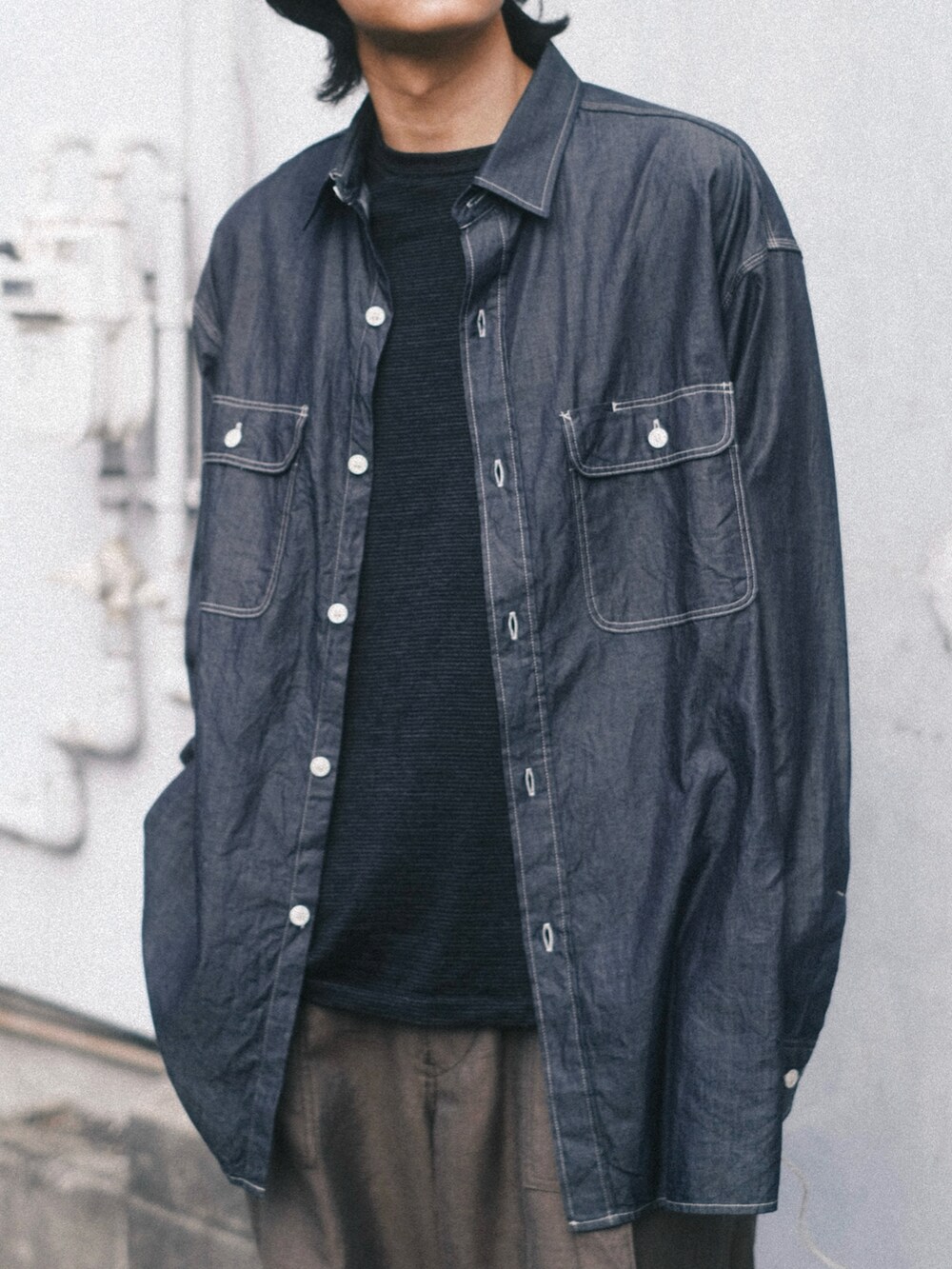 ブルー系のシャツ/ブラウス、グリーン系のカーゴパンツ、ブラック系のTシャツ/カットソーを着用したメンズの夏コーディネートの2枚目の写真