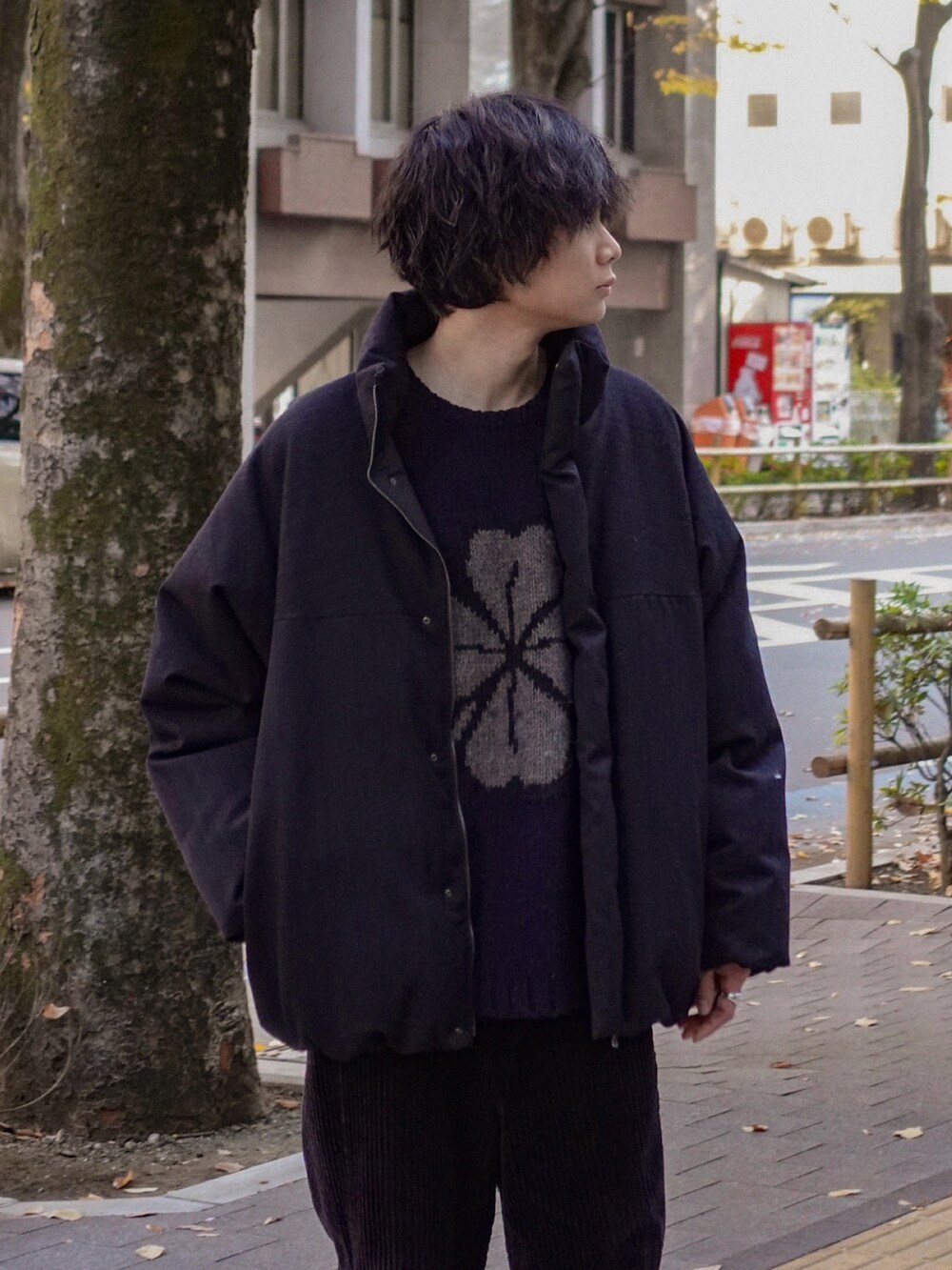 ブラック系のブーツ、ブラック系のダウンジャケット/コート、ブルー系のニット/セーターを着用したメンズの冬コーディネートの2枚目の写真