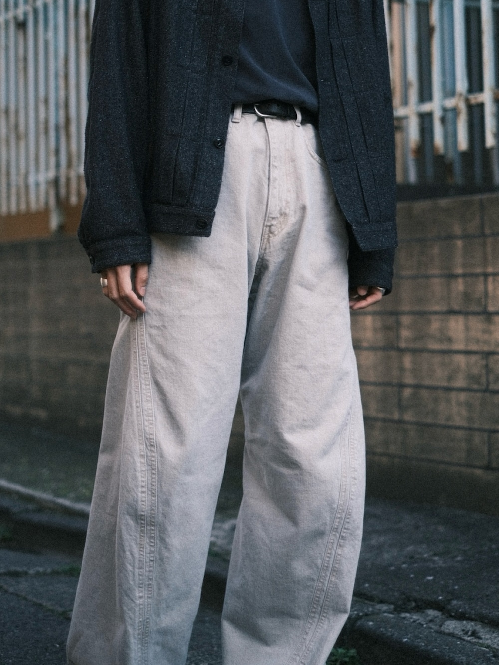 ベージュ系のデニムパンツ、ブラック系のデニムジャケット、ブラック系のTシャツ/カットソーを着用したメンズの夏コーディネートの2枚目の写真