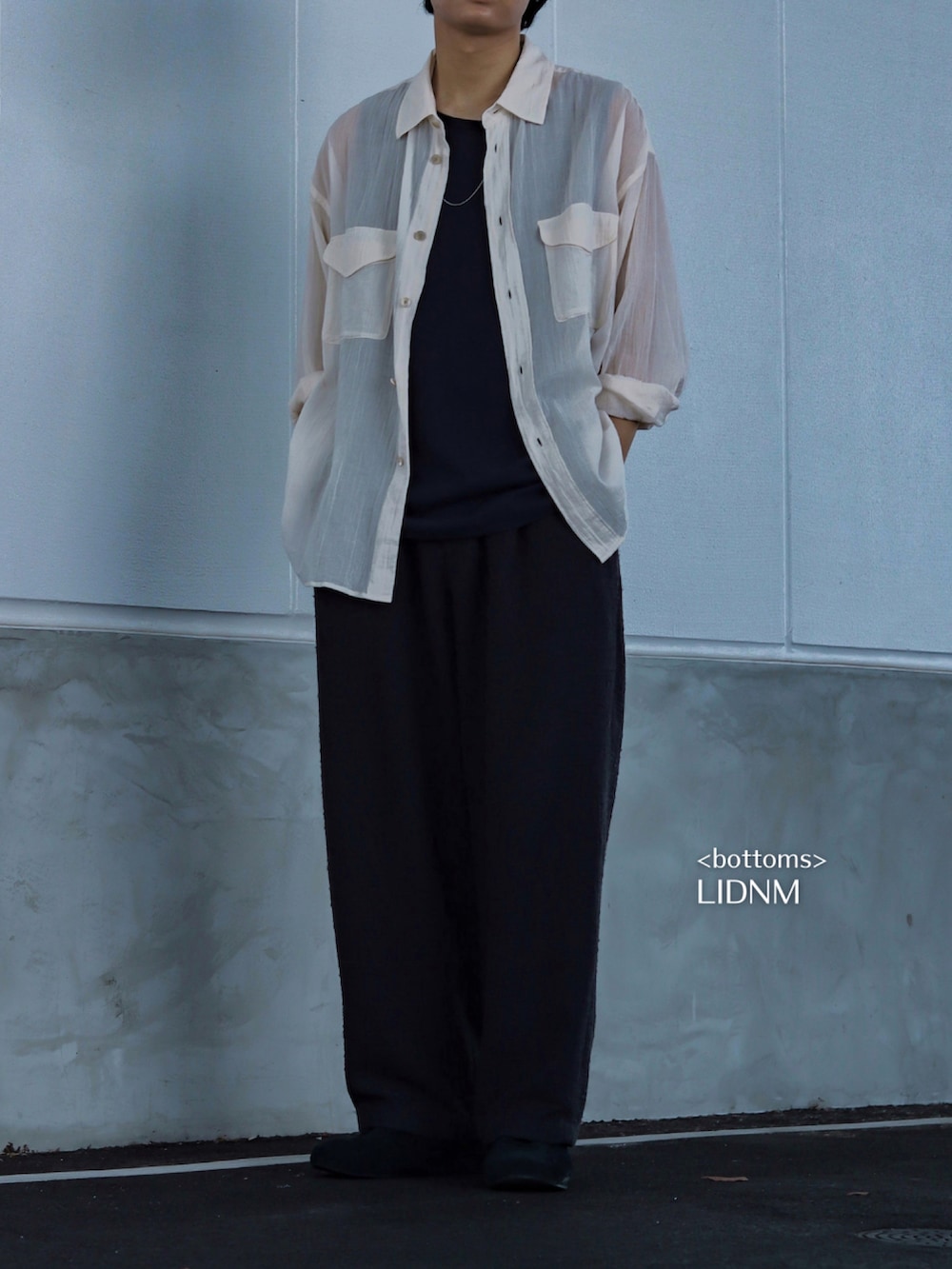 ブラック系のタンクトップ、ホワイト系のシャツ/ブラウス、グレー系のその他パンツを着用したメンズの春コーディネートの4枚目の写真