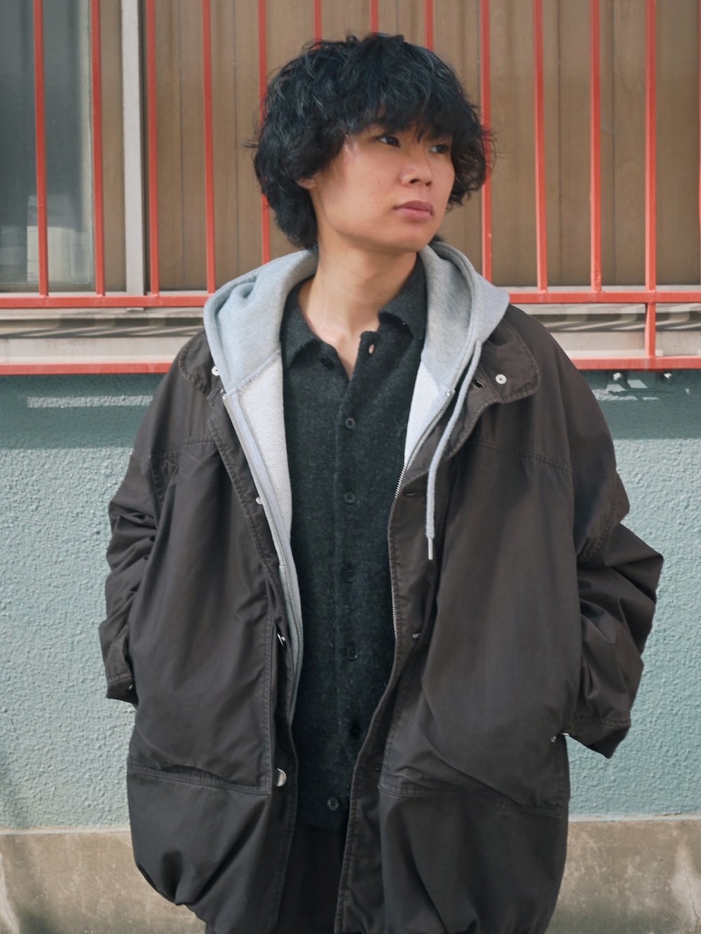 ブラック系のブーツ、グレー系のパーカー、ブラック系のカーディガン/ボレロを着用したメンズの春コーディネートの2枚目の写真