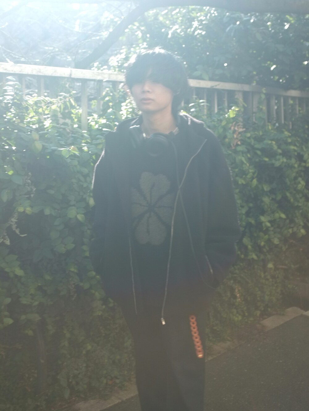 ブルー系のデニムパンツ、ブルー系のニット/セーター、ブラック系のブルゾンを着用したメンズの冬コーディネートの3枚目の写真