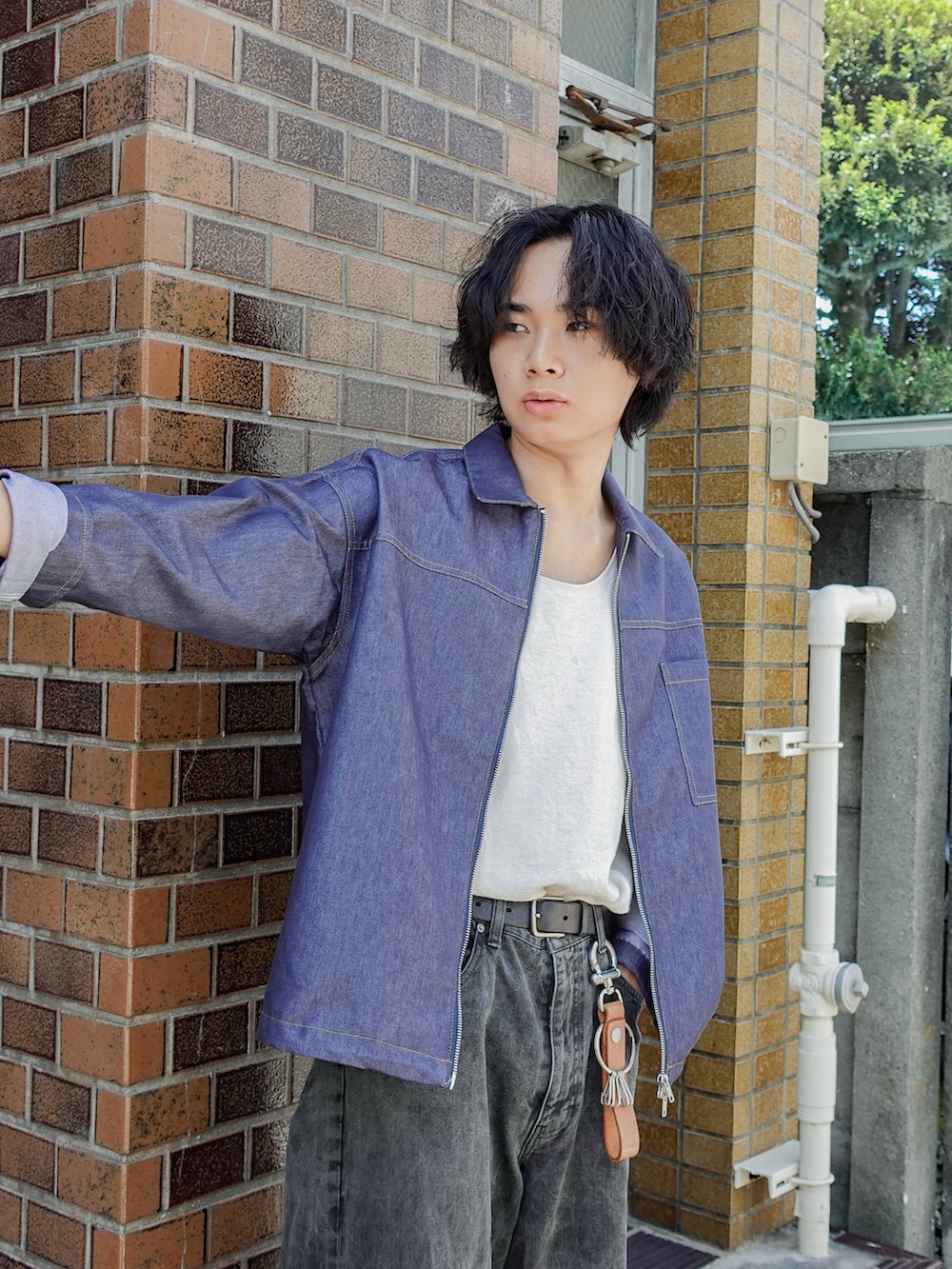 ブルー系のシャツ/ブラウス、ホワイト系のタンクトップ、ブラック系のデニムパンツを着用したメンズの秋コーディネートの3枚目の写真