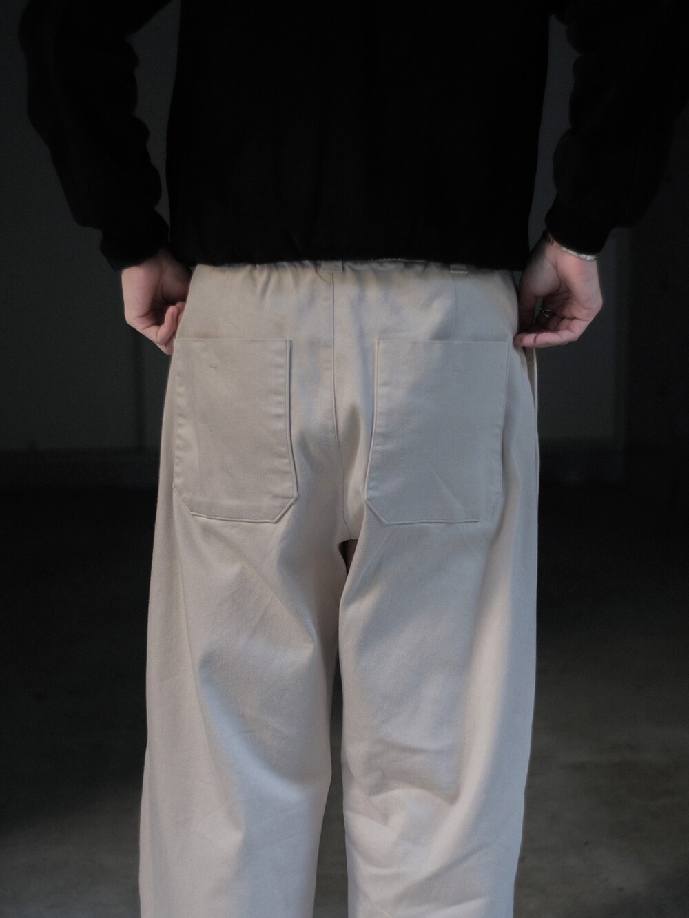 ブラック系のブルゾン、グレー系のTシャツ/カットソー、ホワイト系のその他パンツを着用したメンズの春コーディネートの5枚目の写真