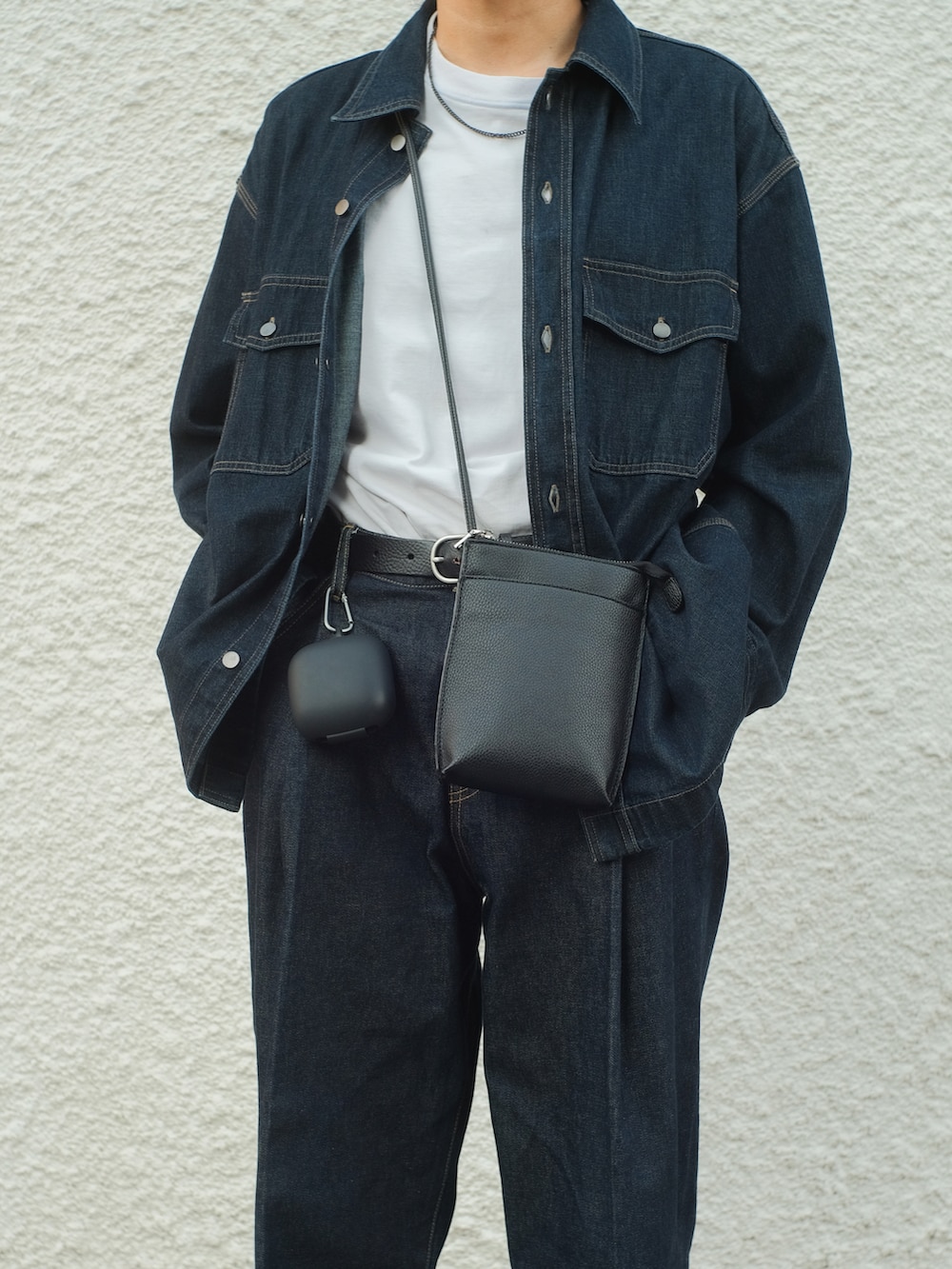 ブルー系のシャツ/ブラウス、ブラック系のショルダーバッグ、ブルー系のデニムパンツを着用したメンズの秋コーディネートの2枚目の写真