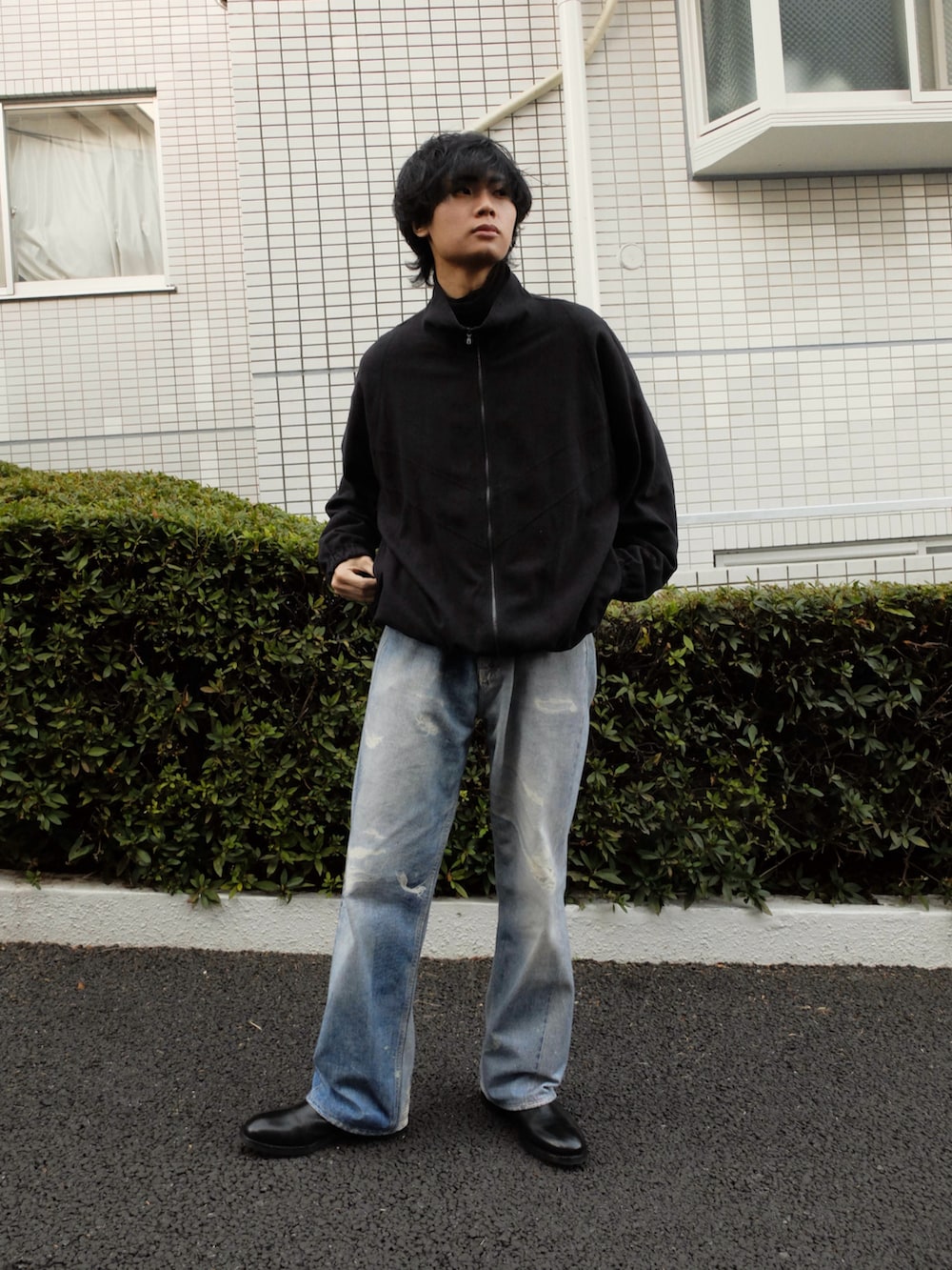 ブラック系のその他アウター、ブルー系のデニムパンツ、ブラック系のブーツを着用したメンズの冬コーディネートの2枚目の写真