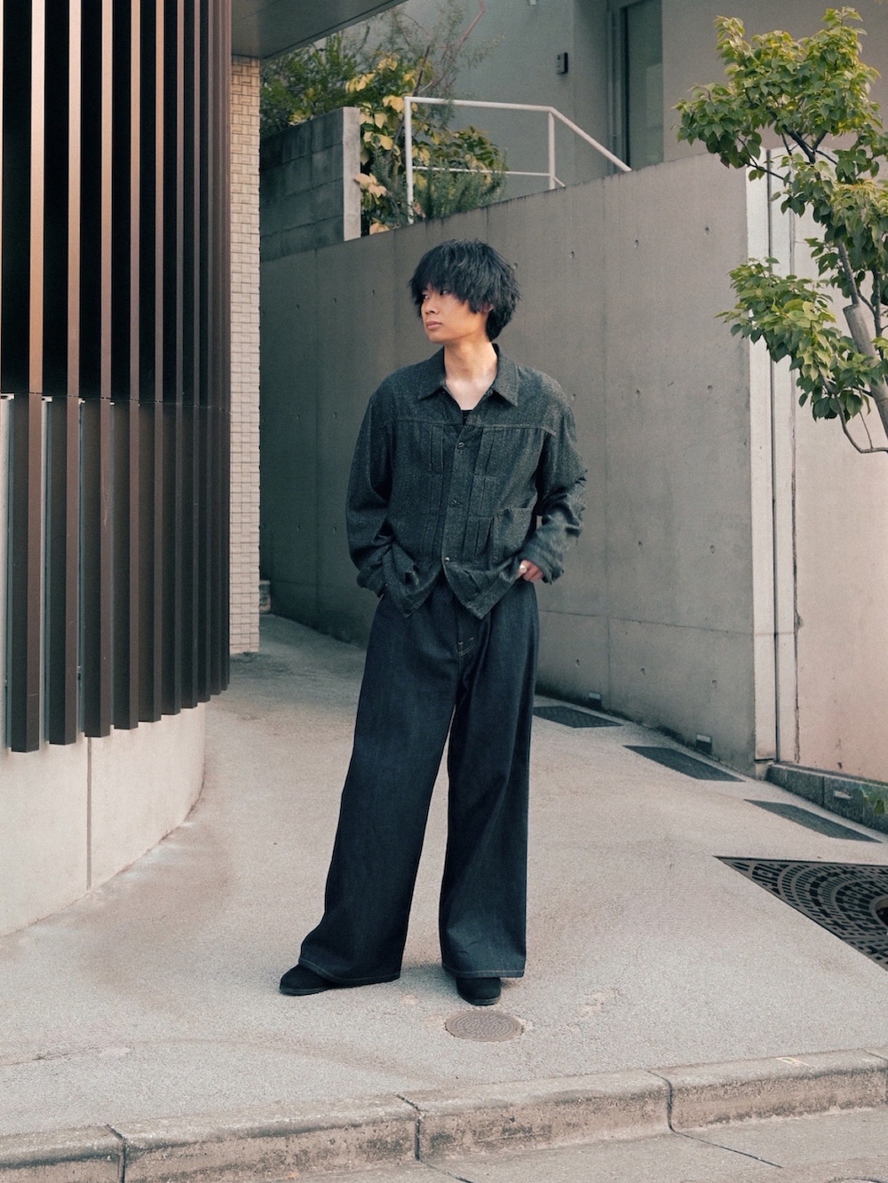 ブルー系のデニムパンツ、ブラック系のデニムジャケット、ブラック系のブーツを着用したメンズの冬コーディネートの2枚目の写真