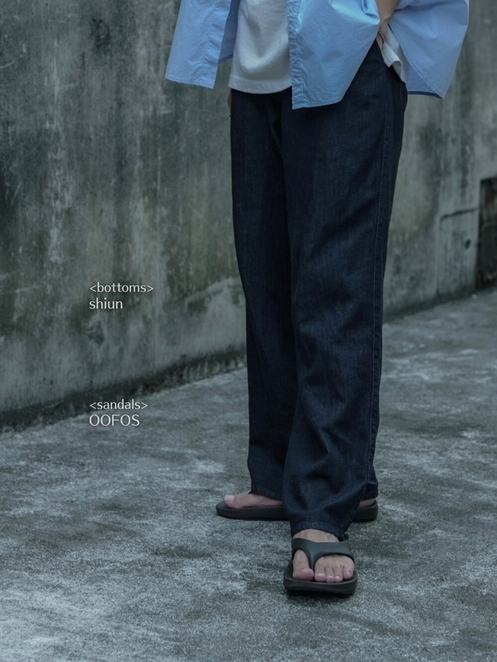 ブルー系のシャツ/ブラウス、グレー系のタンクトップ、ブルー系のデニムパンツを着用したメンズの夏コーディネートの5枚目の写真