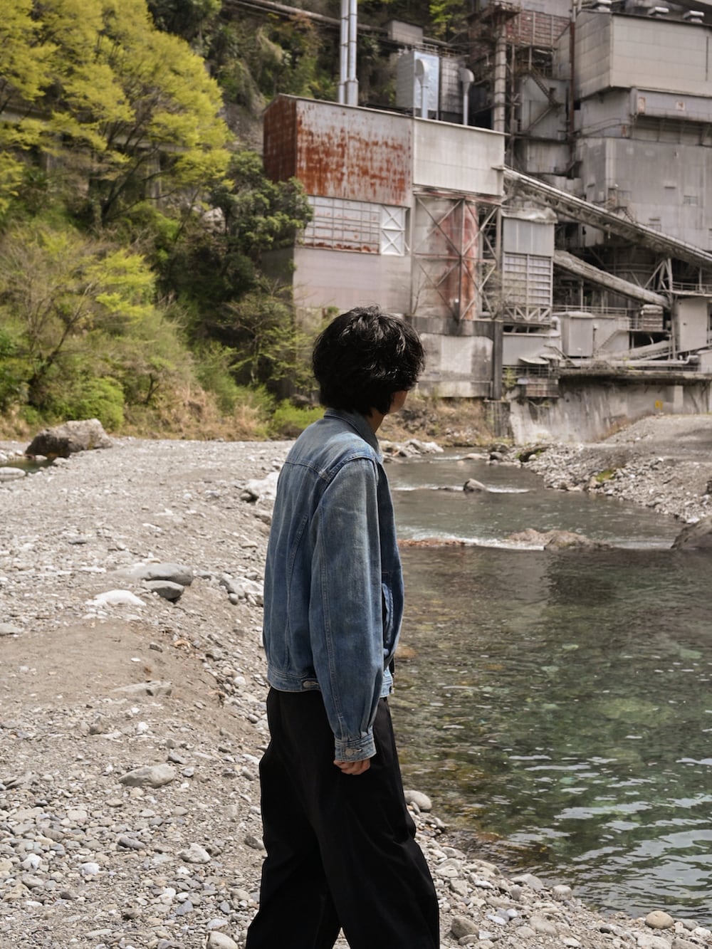 ブラック系のその他パンツ、ブラック系のTシャツ/カットソー、ブラック系のスニーカーを着用したメンズの春コーディネートの2枚目の写真