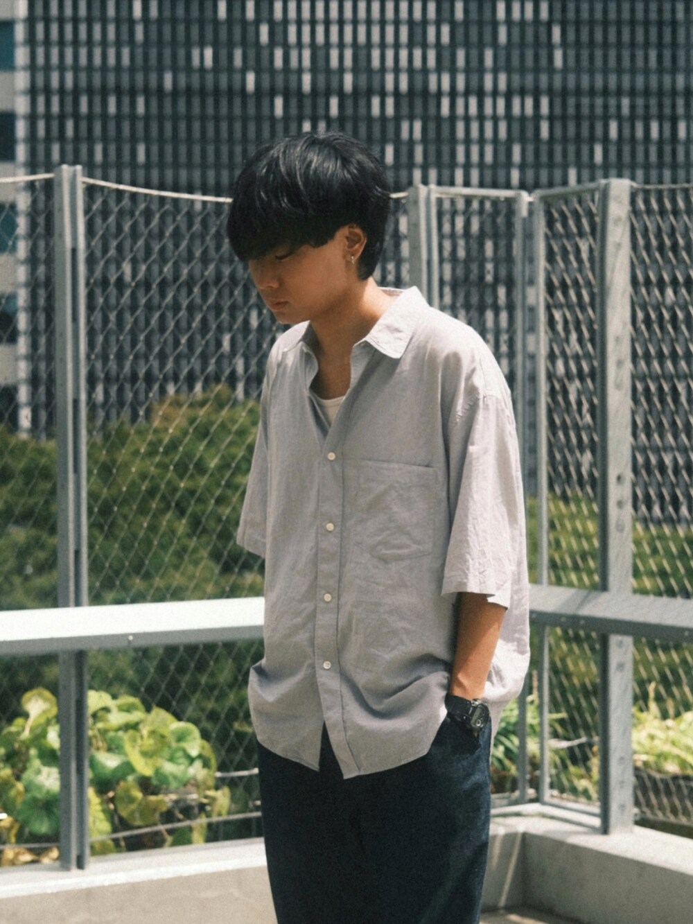 ブルー系のデニムパンツ、ブラック系のサンダル、ブルー系のシャツ/ブラウスを着用したメンズの夏コーディネートの2枚目の写真