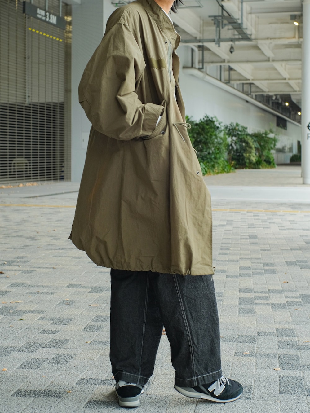 グリーン系のモッズコート、ホワイト系のシャツ/ブラウス、ホワイト系のTシャツ/カットソーを着用したメンズの秋コーディネートの3枚目の写真