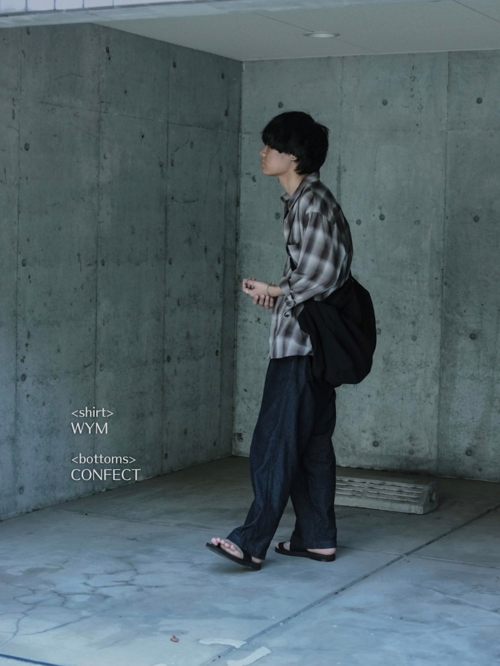 ブラウン系のシャツ/ブラウス、ブラック系のメッセンジャーバッグ、ブルー系のデニムパンツを着用したメンズの夏コーディネートの3枚目の写真