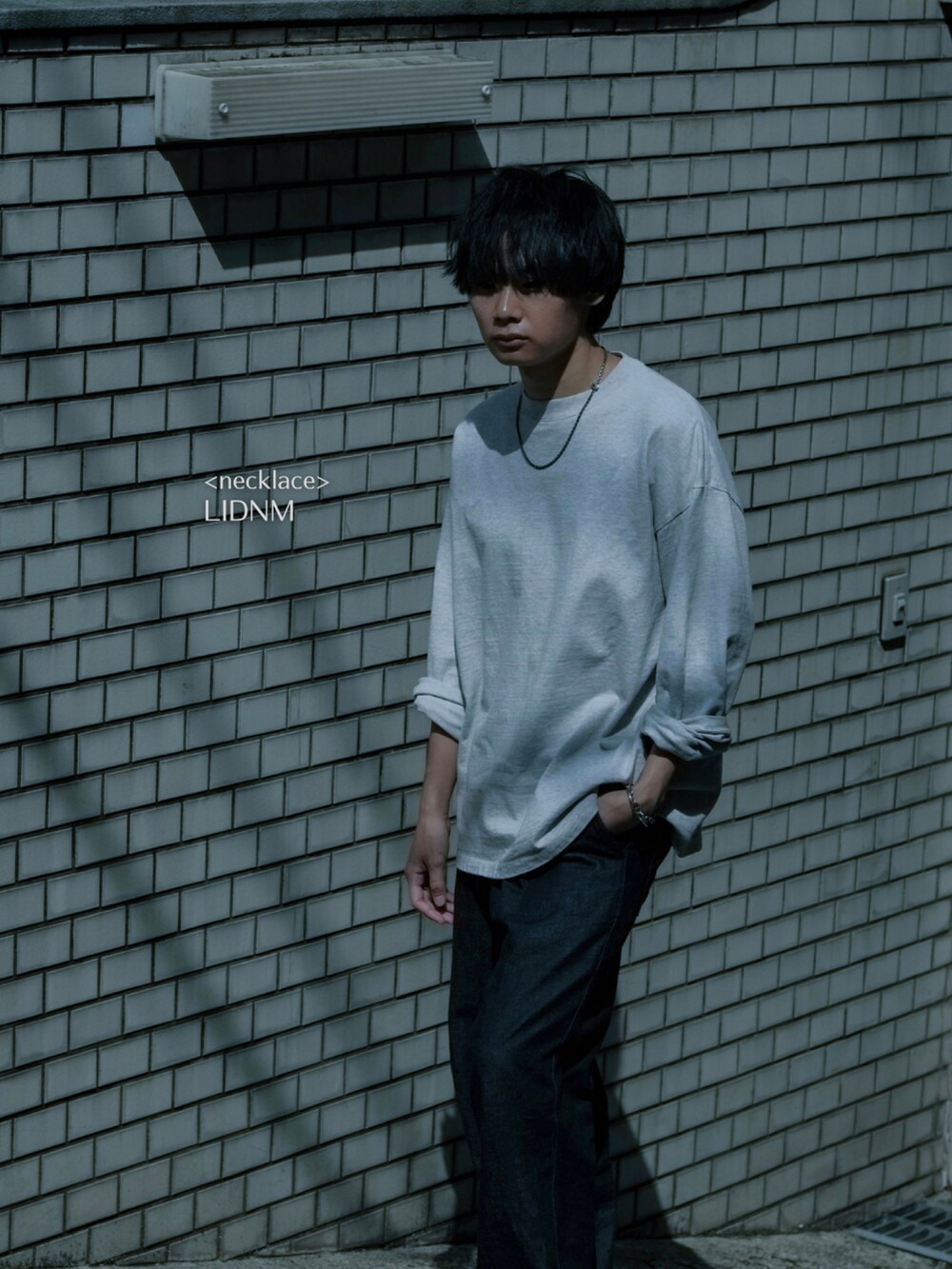 グレー系のTシャツ/カットソー、ブラック系のドレスシューズ、ブルー系のデニムパンツを着用したメンズの夏コーディネートの4枚目の写真