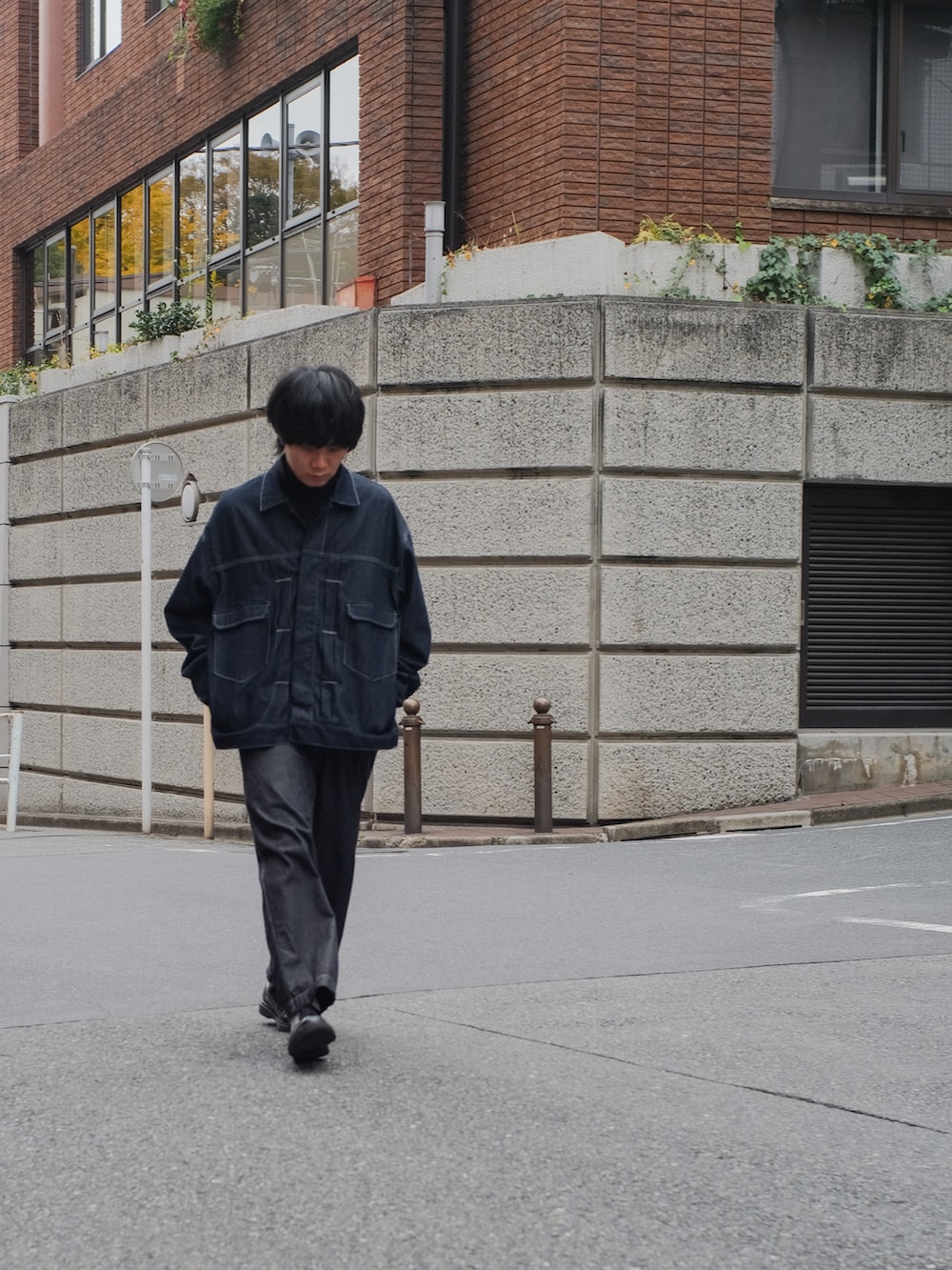 ブルー系のセットアップ、グレー系のデニムパンツ、ブラック系のドレスシューズを着用したメンズの冬コーディネートの4枚目の写真