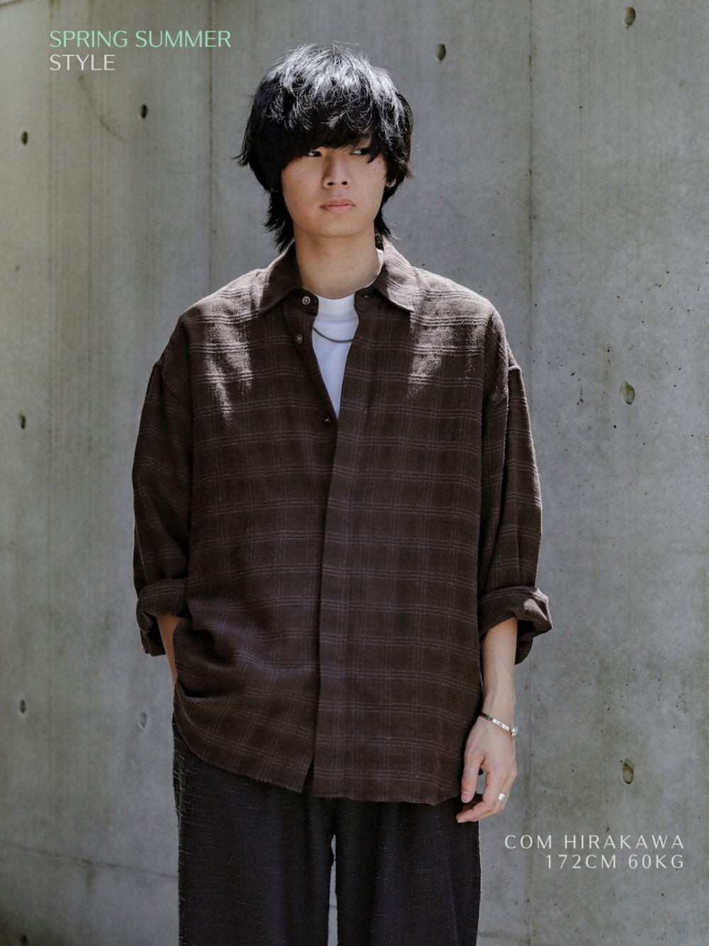 ブラウン系のシャツ/ブラウス、グレー系のその他パンツ、ブラック系のドレスシューズを着用したメンズの春コーディネートの2枚目の写真