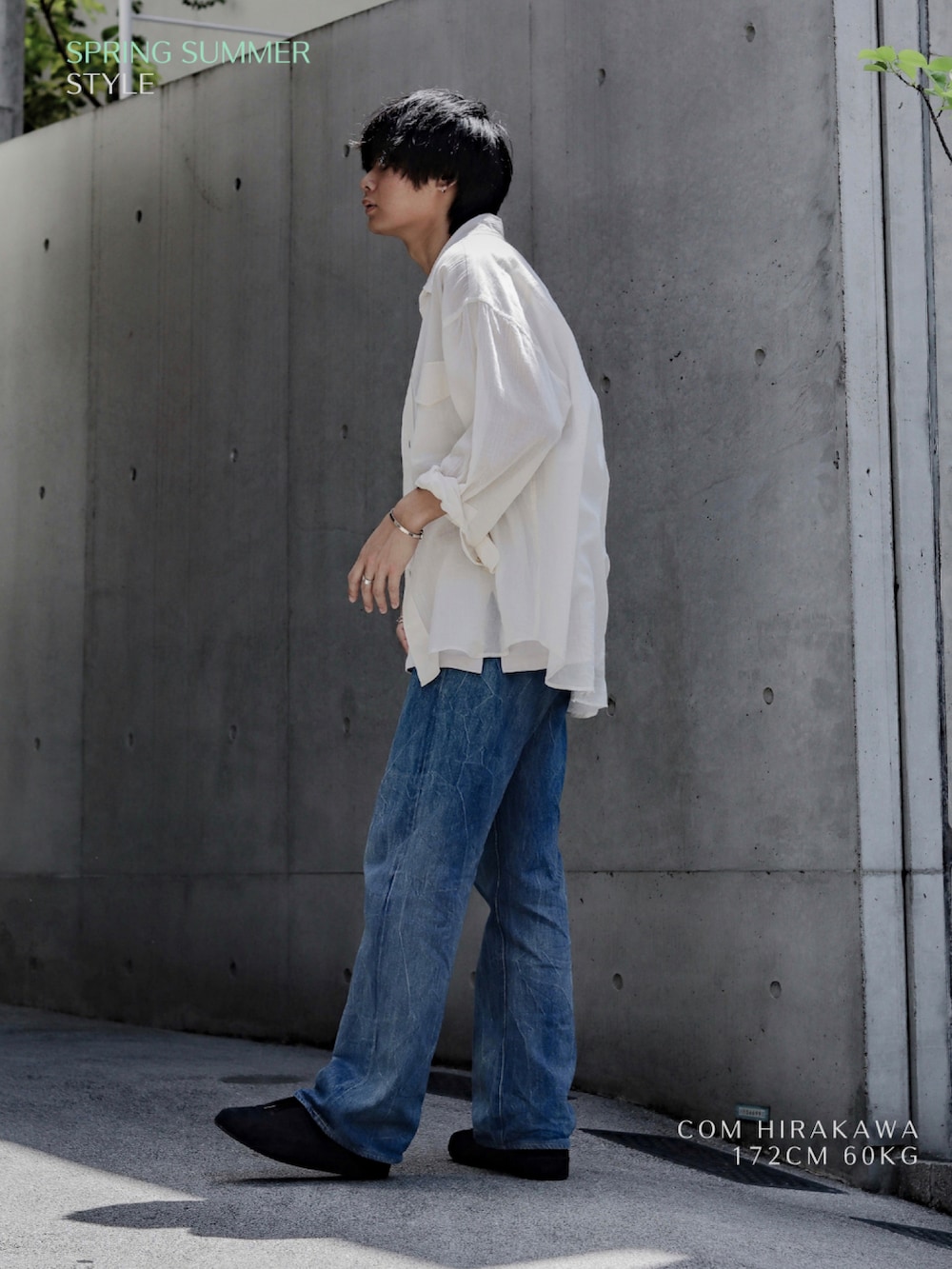 ホワイト系のシャツ/ブラウス、グレー系のタンクトップ、ブルー系のデニムパンツを着用したメンズの春コーディネートの3枚目の写真