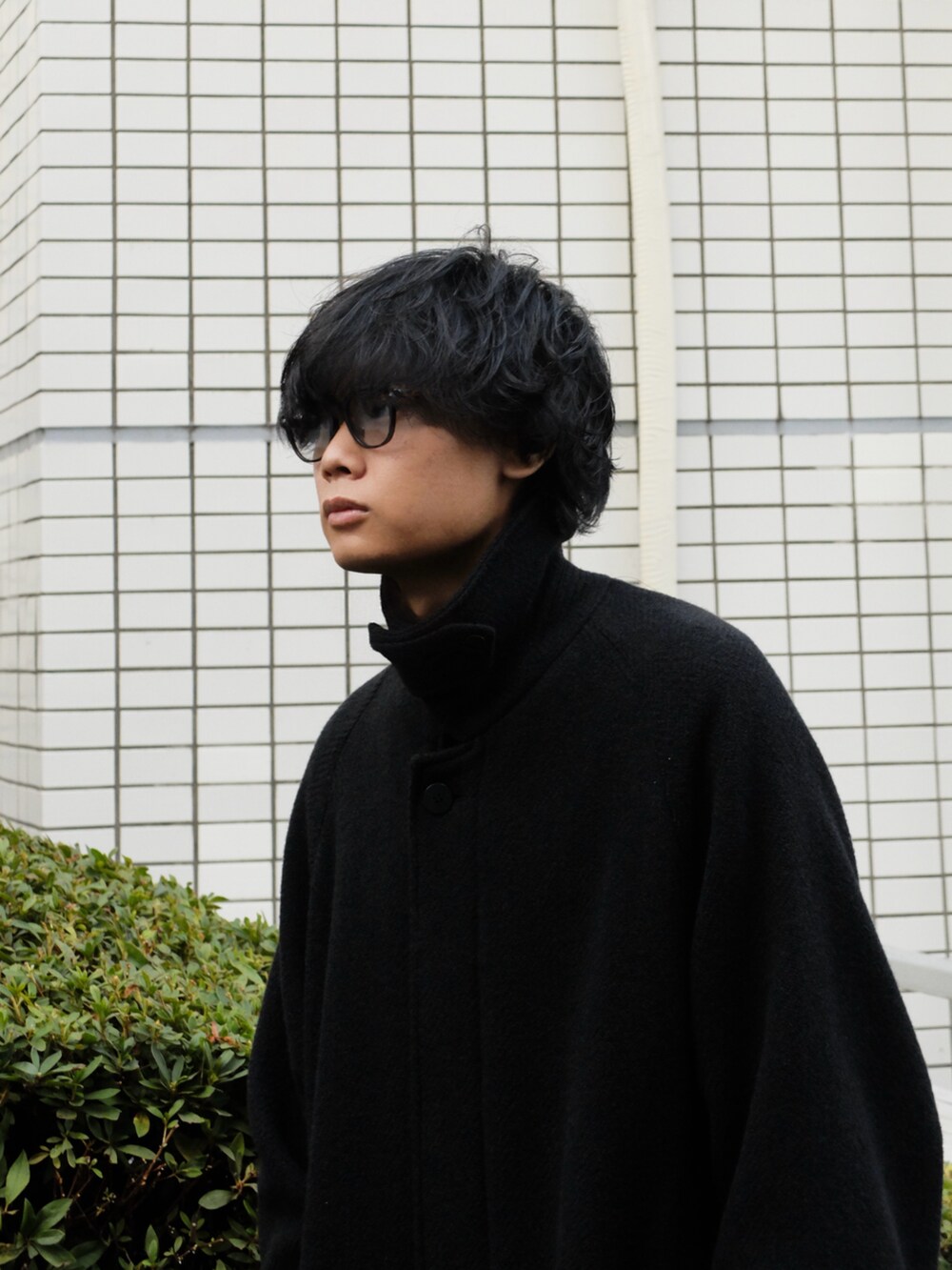 ブラック系のその他アウター、ブラック系のブーツ、ブルー系のデニムパンツを着用したメンズの秋コーディネートの2枚目の写真