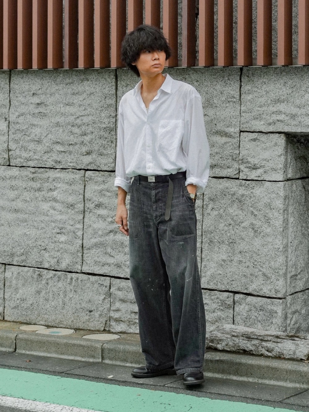 ブラック系のドレスシューズ、ホワイト系のシャツ/ブラウス、ブラック系のデニムパンツを着用したメンズの夏コーディネートの3枚目の写真