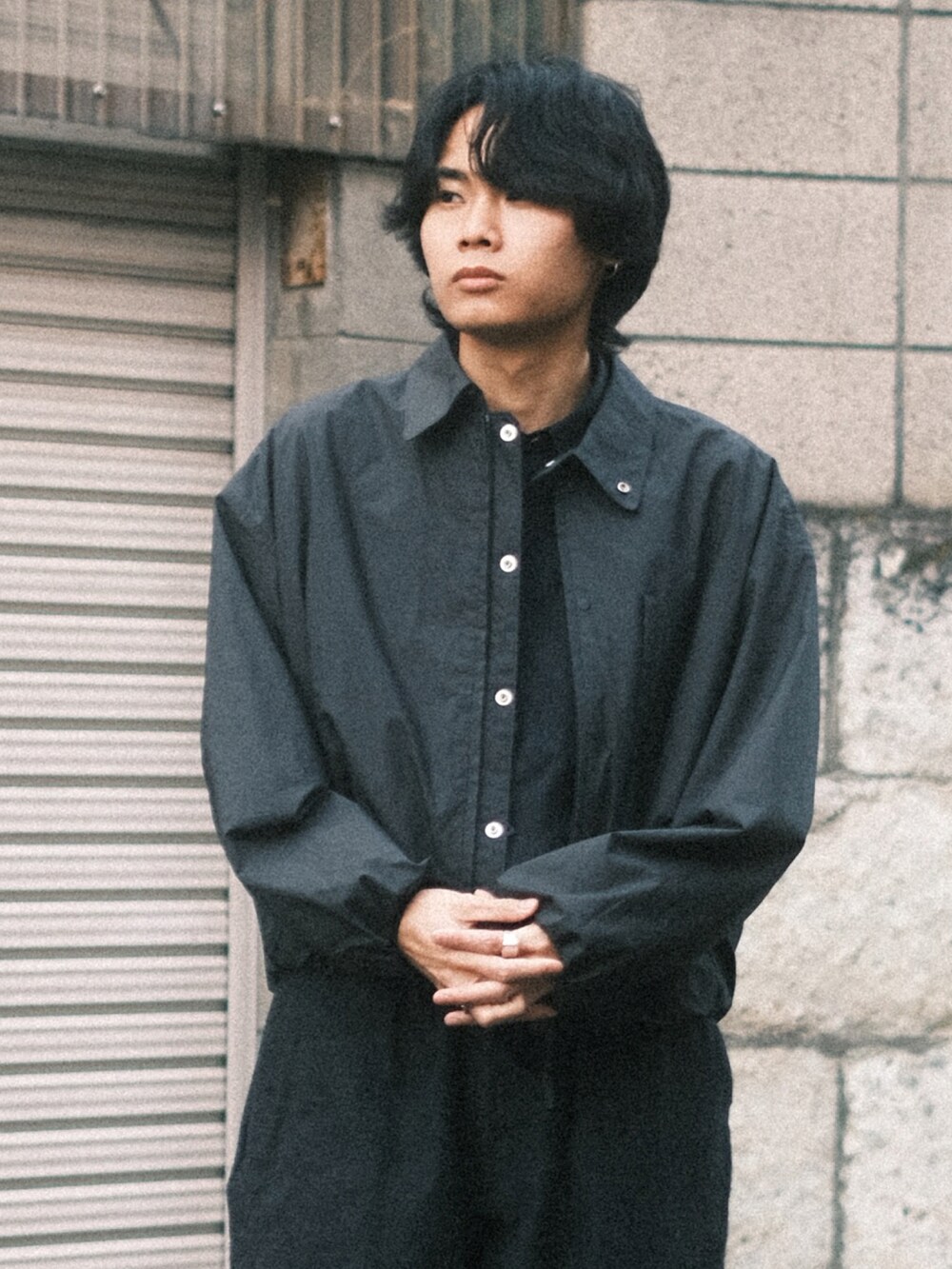 グレー系のブルゾン、ブラック系のシャツ/ブラウス、ブラック系のローファーを着用したメンズの春コーディネートの2枚目の写真