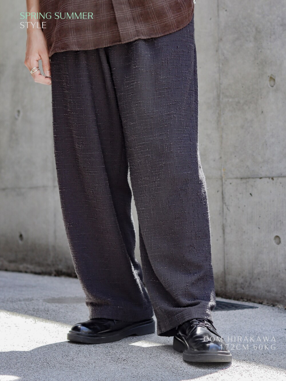 ブラウン系のシャツ/ブラウス、グレー系のその他パンツ、ブラック系のドレスシューズを着用したメンズの春コーディネートの3枚目の写真