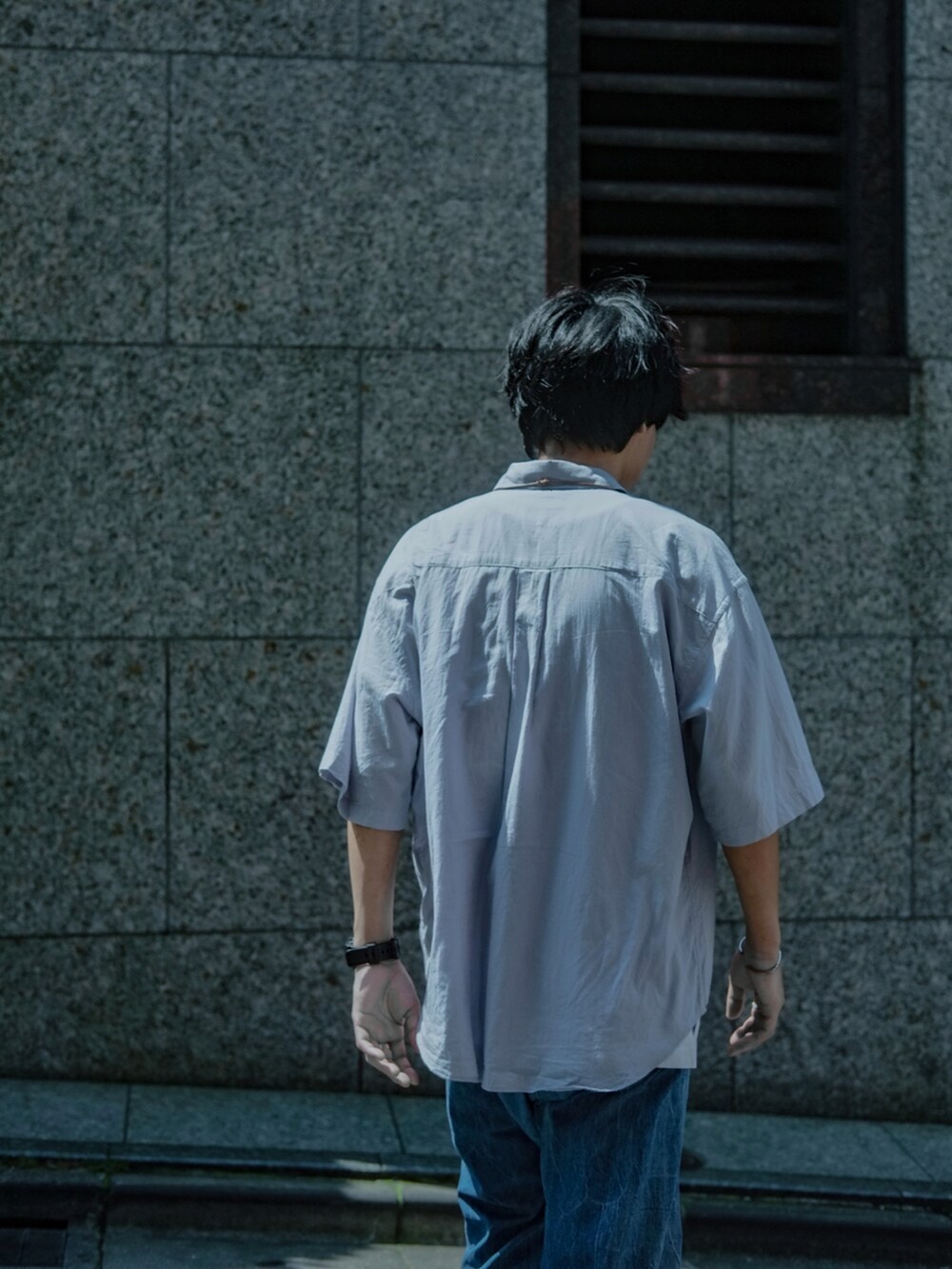 ブルー系のシャツ/ブラウス、グレー系のタンクトップ、ブルー系のデニムパンツを着用したメンズの夏コーディネートの2枚目の写真