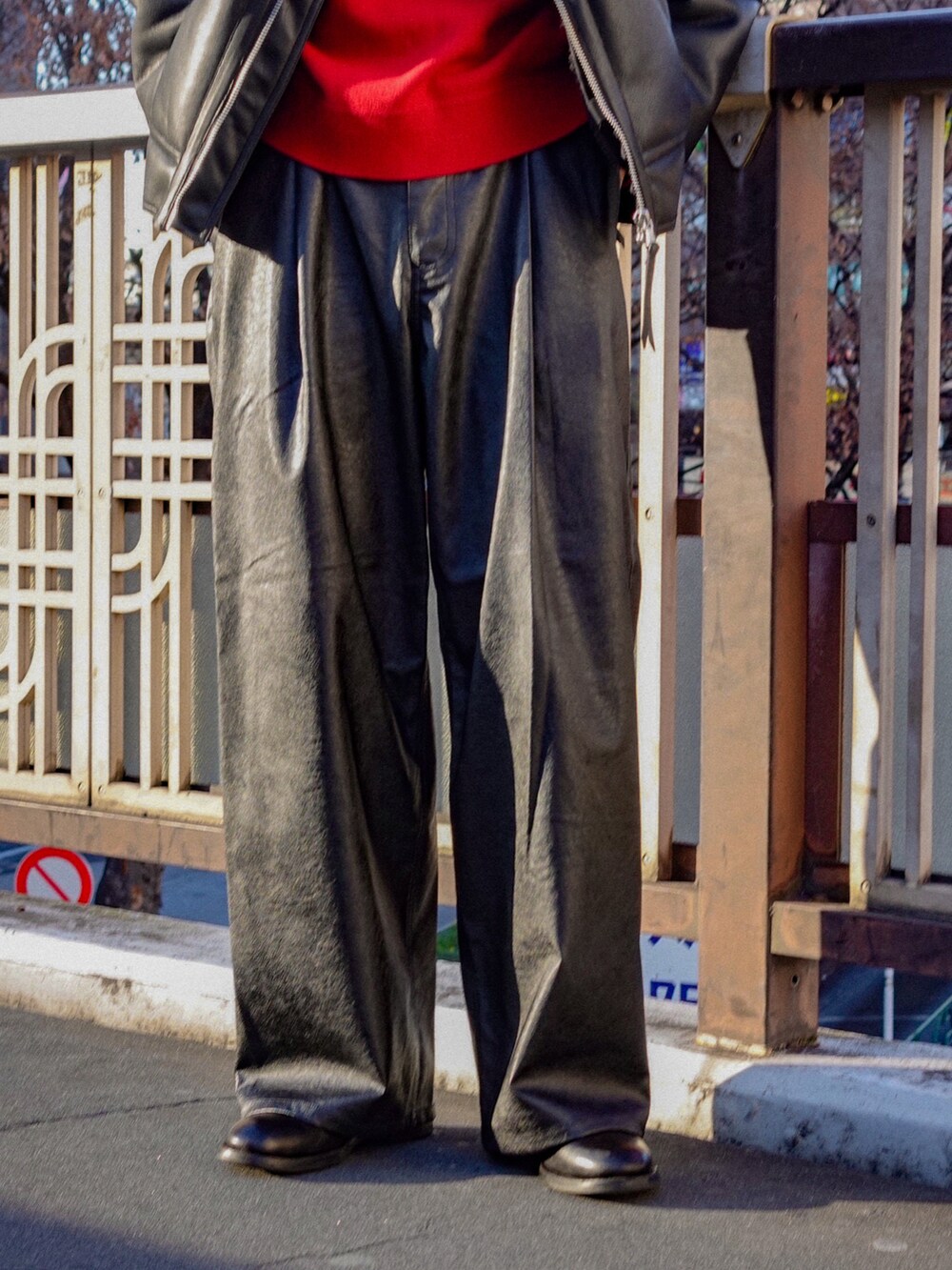 ブラック系のブーツ、ブラック系のブルゾン、ブラック系のスラックスを着用したメンズの冬コーディネートの3枚目の写真