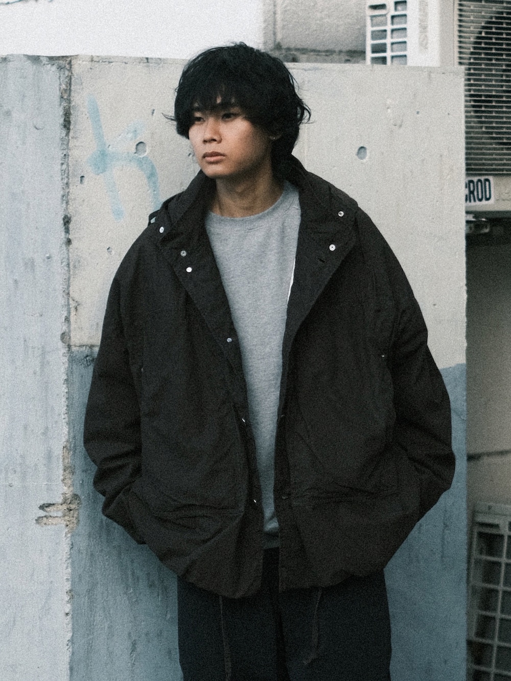 グレー系のスウェット、ブラウン系のブルゾン、ブラック系のその他パンツを着用したメンズの冬コーディネートの2枚目の写真