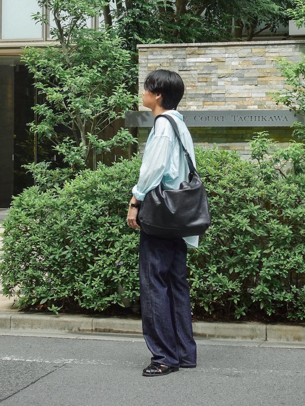 ブラック系のサンダル、ブルー系のシャツ/ブラウス、グレー系のタンクトップを着用したメンズの秋コーディネートの4枚目の写真