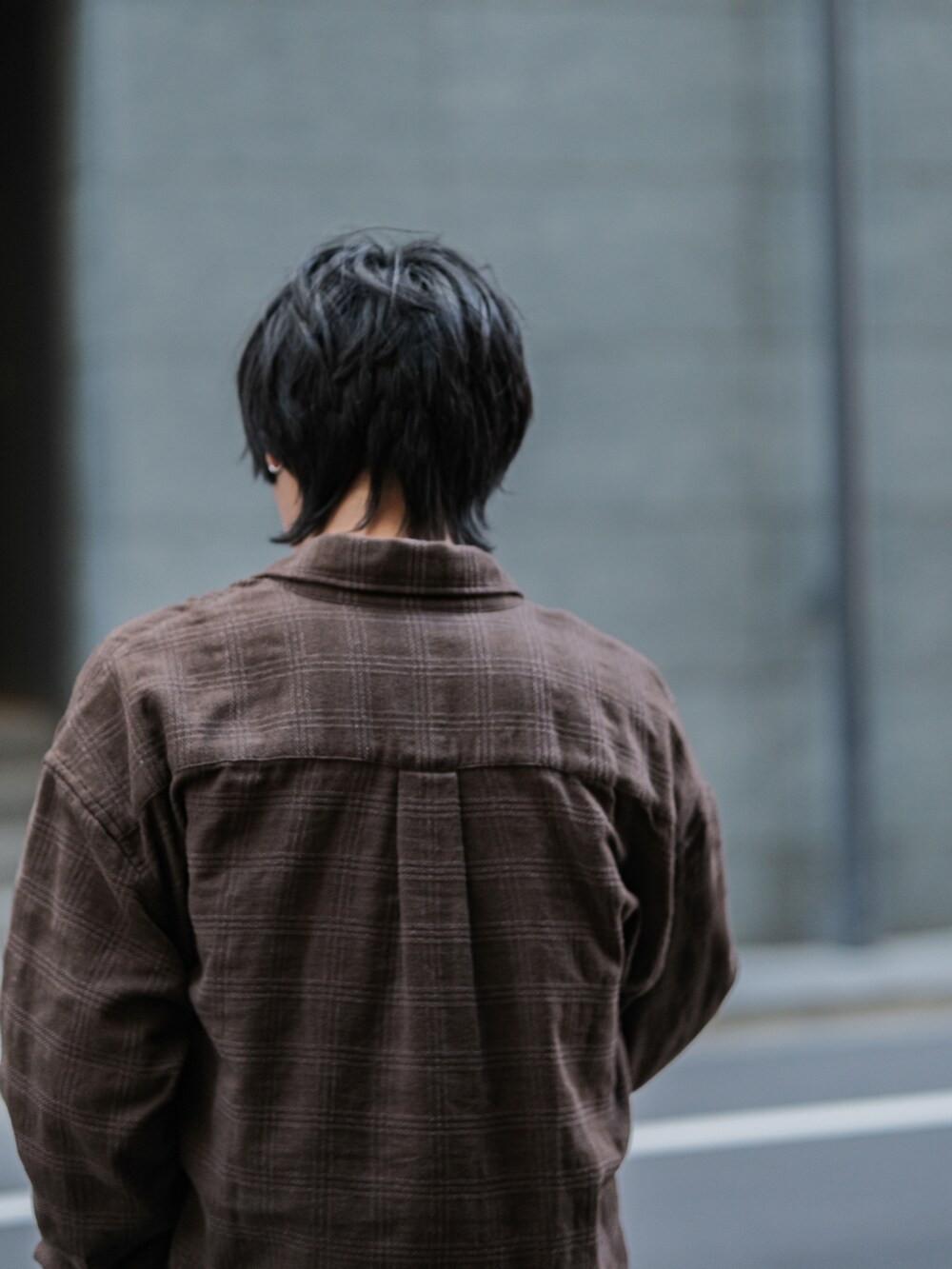 ブラウン系のシャツ/ブラウス、グレー系のTシャツ/カットソー、ブラック系のデニムパンツを着用したメンズの春コーディネートの5枚目の写真