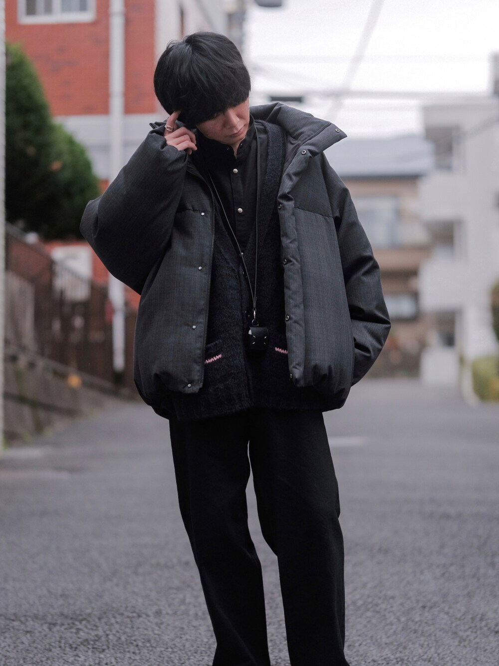 グレー系のダウンジャケット/コート、ブラック系のカーディガン/ボレロ、ブラック系のミリタリージャケットを着用したメンズの冬コーディネートの4枚目の写真