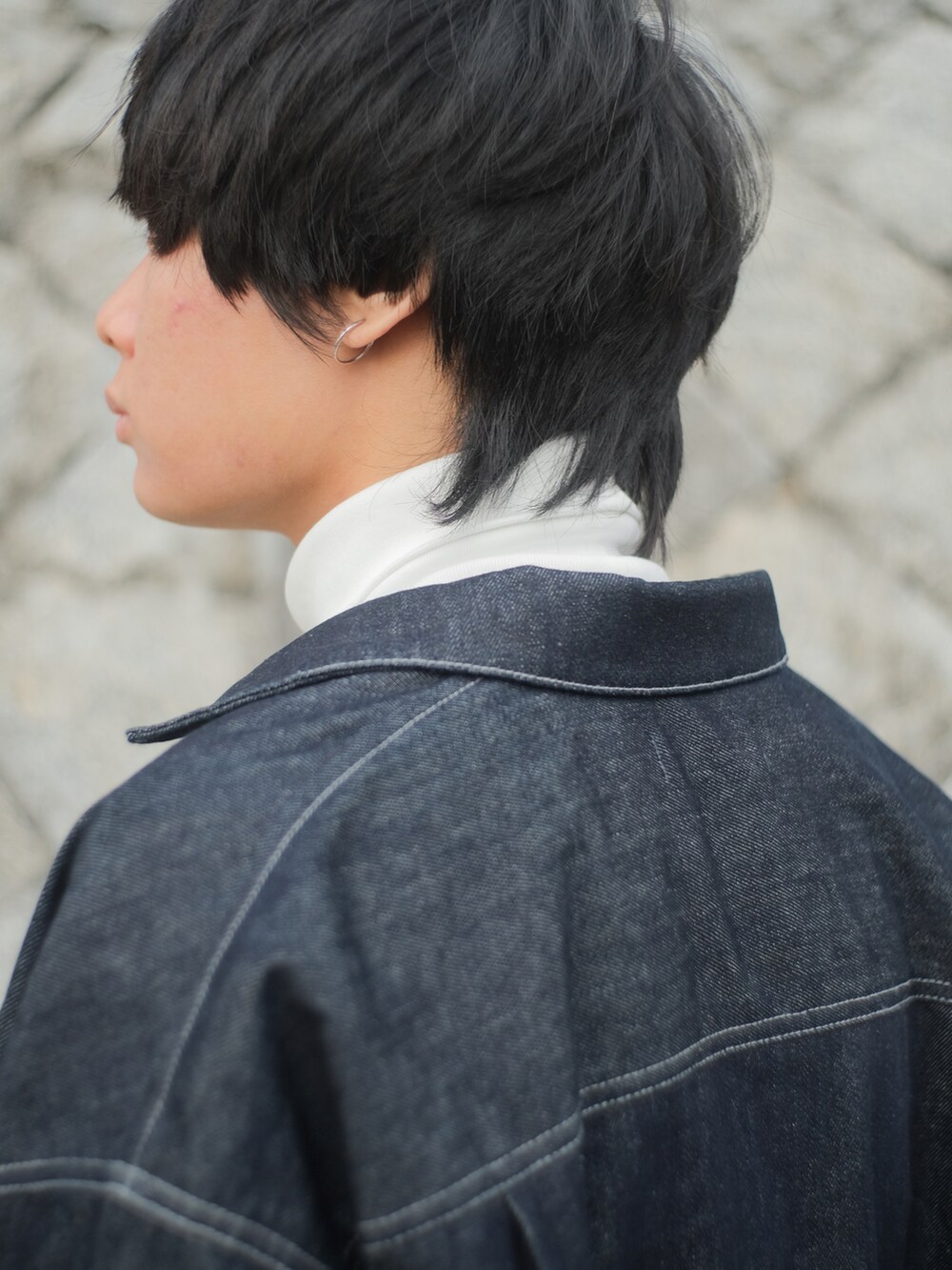 ブルー系のセットアップ、グレー系のデニムパンツ、ホワイト系のスニーカーを着用したメンズの冬コーディネートの4枚目の写真