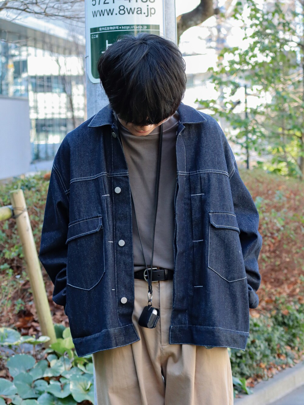 ブルー系のセットアップ、ブラウン系のTシャツ/カットソー、ベージュ系のその他パンツを着用したメンズの春コーディネートの3枚目の写真