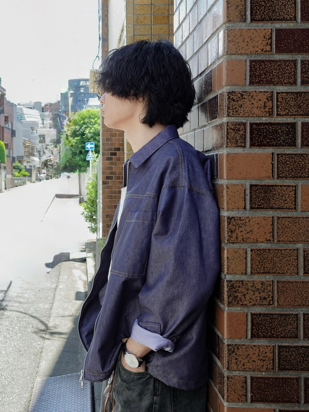 ブルー系のシャツ/ブラウス、ホワイト系のタンクトップ、ブラック系のデニムパンツを着用したメンズの秋コーディネートの2枚目の写真