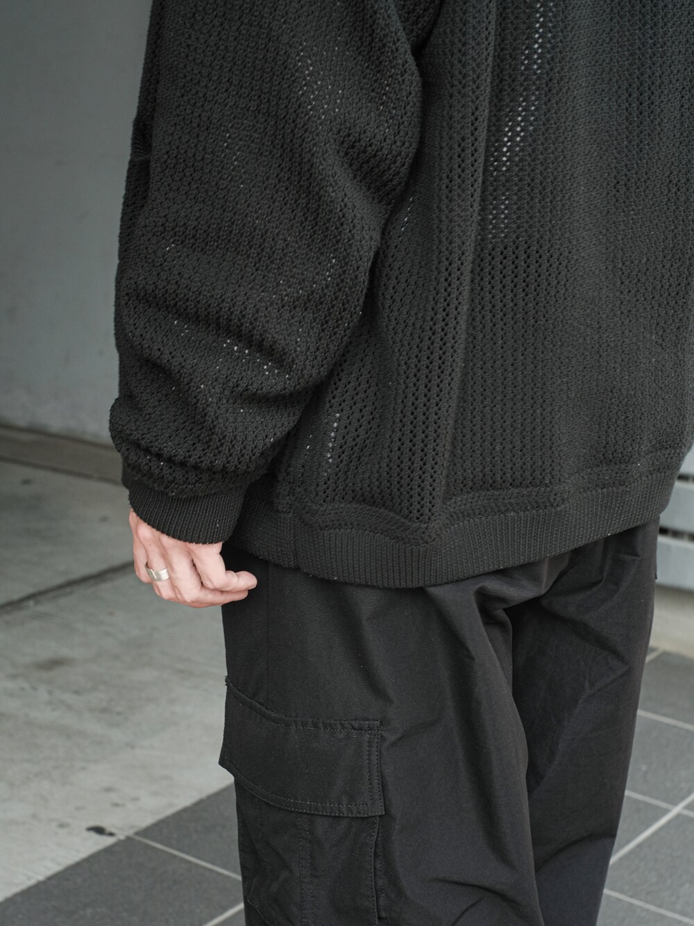 ブラック系のカーディガン/ボレロ、オレンジ系のシャツ/ブラウス、ブラック系のカーゴパンツを着用したメンズの秋コーディネートの4枚目の写真