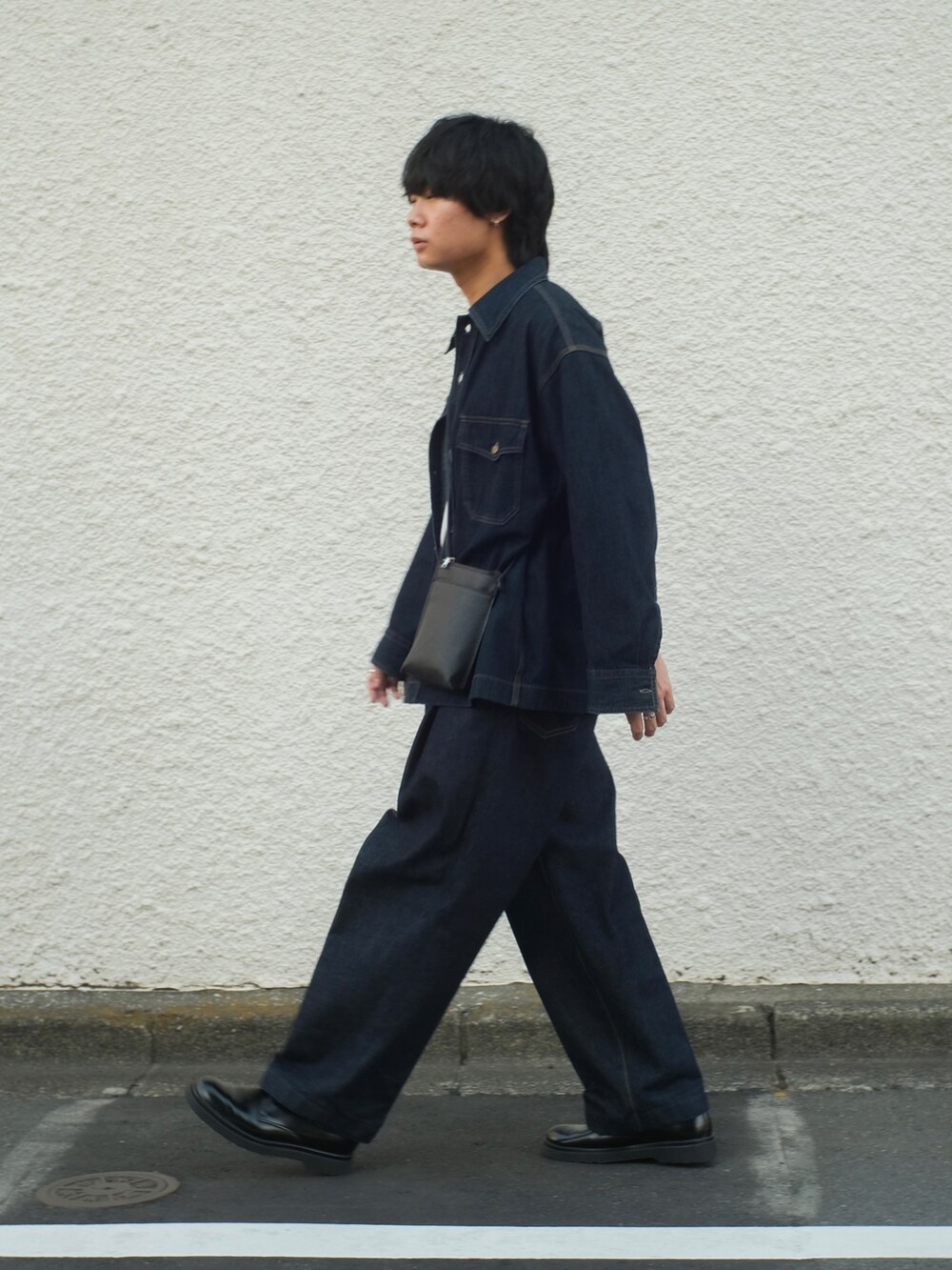ブルー系のシャツ/ブラウス、ブラック系のショルダーバッグ、ブルー系のデニムパンツを着用したメンズの秋コーディネートの3枚目の写真