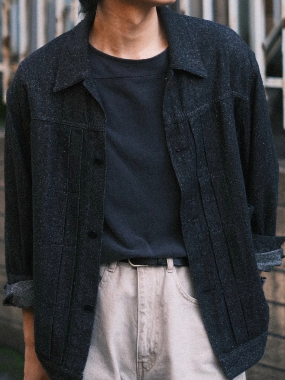 ベージュ系のデニムパンツ、ブラック系のデニムジャケット、ブラック系のTシャツ/カットソーを着用したメンズの夏コーディネートの5枚目の写真