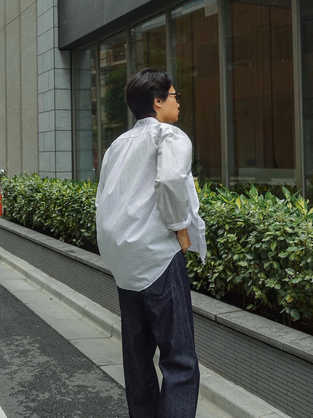 ホワイト系のタンクトップ、ブラック系のドレスシューズ、ホワイト系のシャツ/ブラウスを着用したメンズの秋コーディネートの2枚目の写真