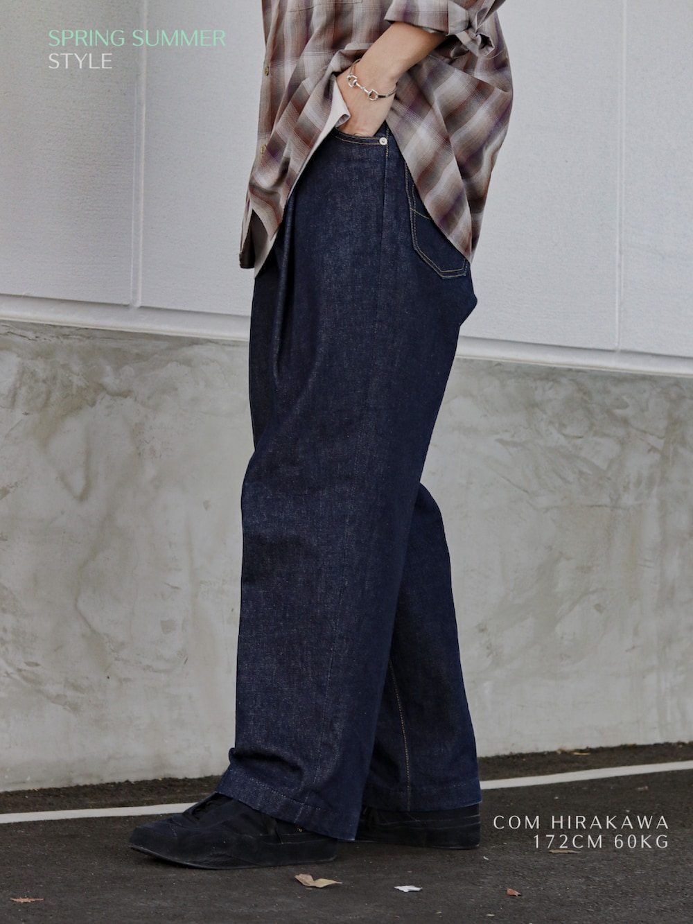 ブラウン系のシャツ/ブラウス、ブルー系のデニムパンツ、ブラック系のスニーカーを着用したメンズの春コーディネートの3枚目の写真