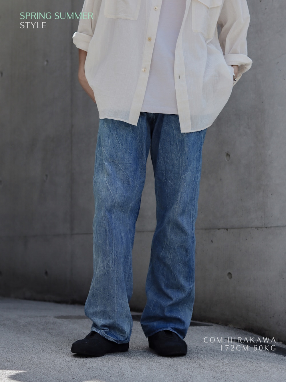 ホワイト系のシャツ/ブラウス、グレー系のタンクトップ、ブルー系のデニムパンツを着用したメンズの春コーディネートの5枚目の写真