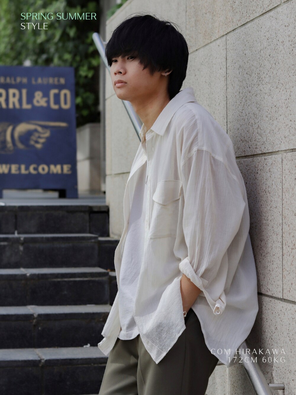 ホワイト系のシャツ/ブラウス、グレー系のタンクトップ、グリーン系のスラックスを着用したメンズの春コーディネートの5枚目の写真